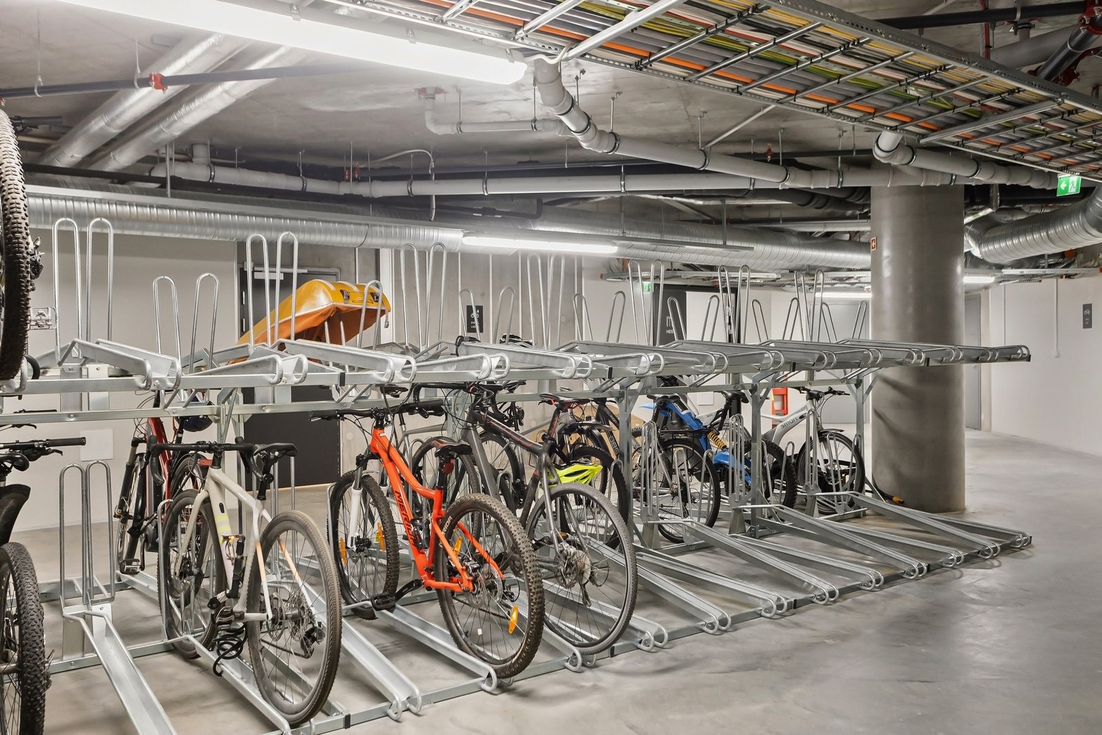 Felles sykkelperkering i kjeller. Galleribilde