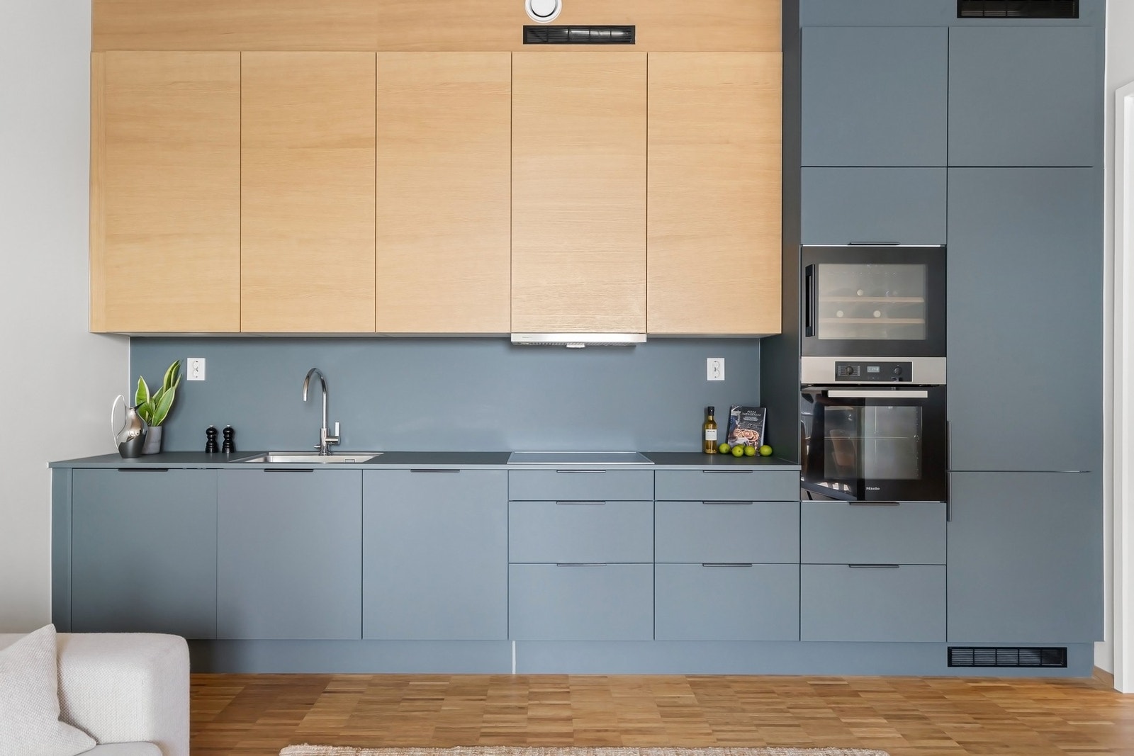 Designkjøkken med takhøy innredning og integrerte kvalitetshvitevarer. Galleribilde