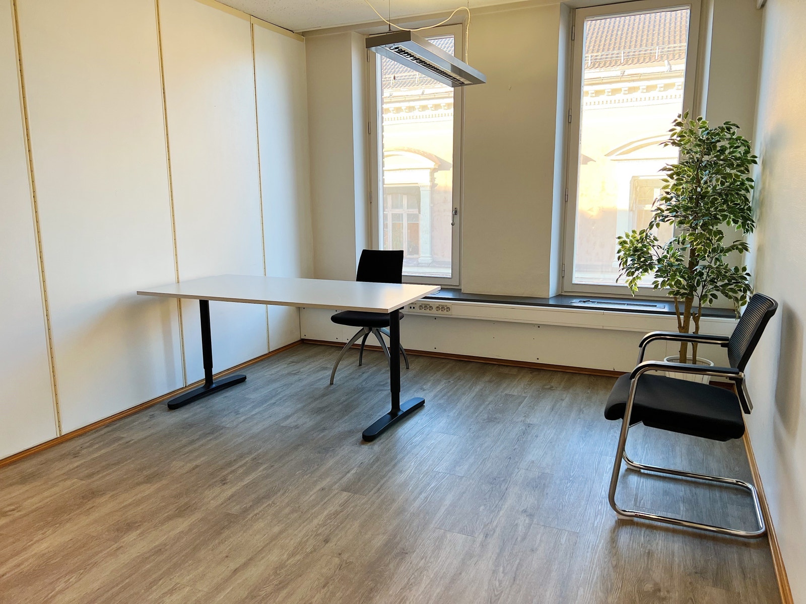 Kontor på 17 kvm i byggets tredje etasje Galleribilde