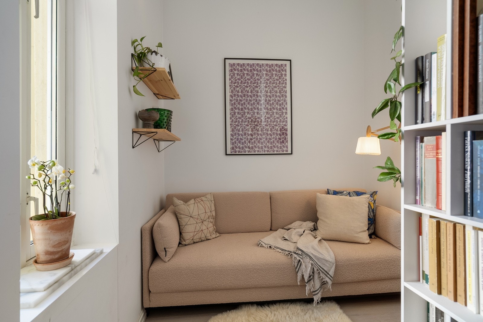 Fra kjøkkenet er det videre adkomst til soverom/kontor Galleribilde