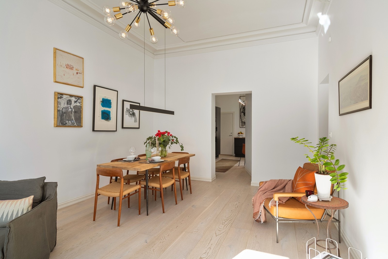 Romslig oppholdsrom med gode innredningsmuligheter Galleribilde