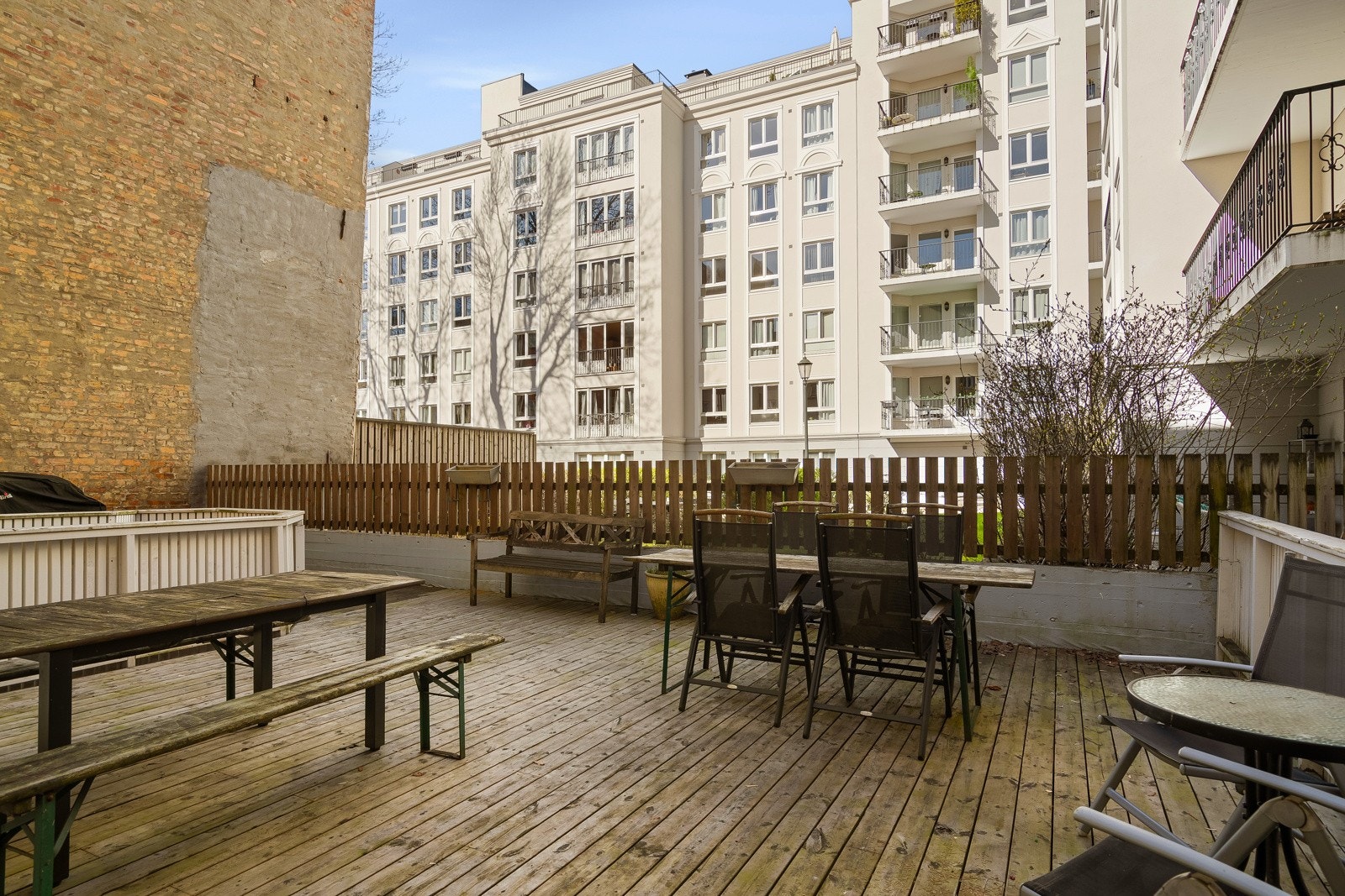 I bakgården er det en stor, felles terrasseplatting med tredekke. Galleribilde
