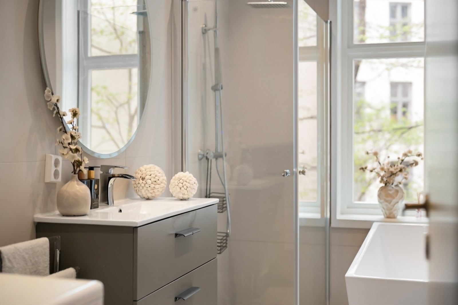 Heldekkende servant tilkoblet ettgreps blandebatteri med servantskuffer. Stort speil på vegg. Galleribilde