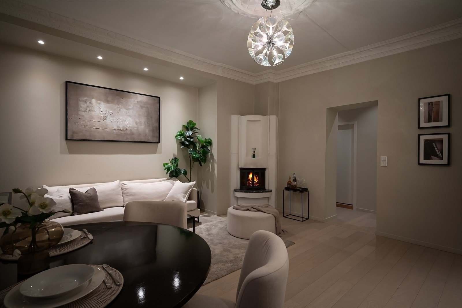 Flott stue med hjørnepeis som gir en lun atmosfære. Galleribilde