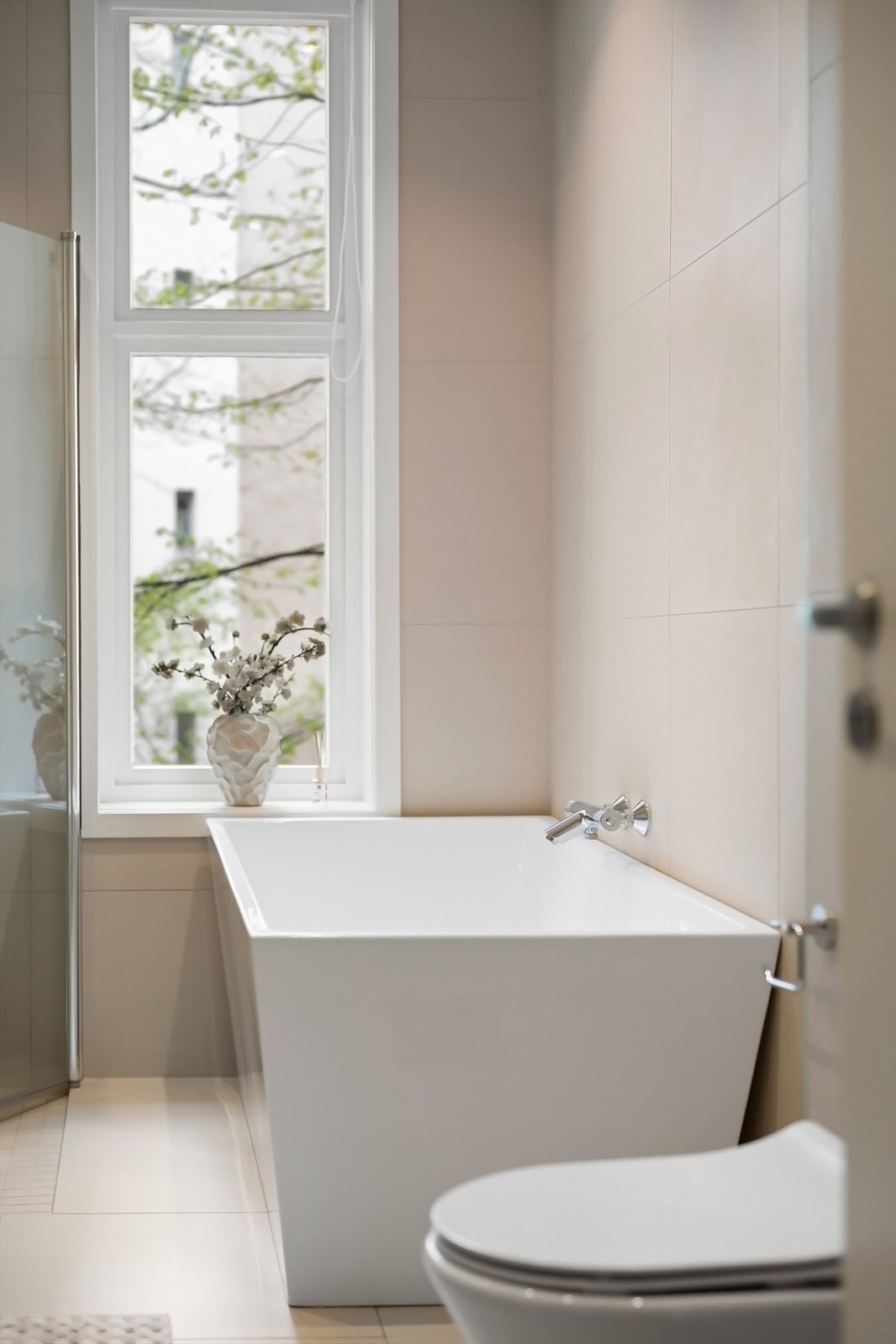 Frittstående badekar. Vegghengt klosett. Galleribilde