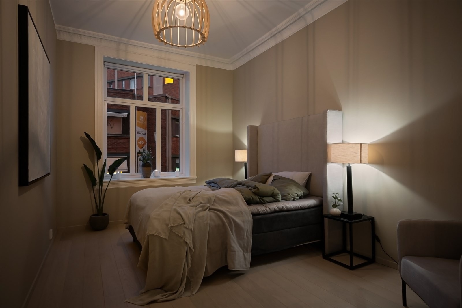 Hovedsoverommet er av god størrelse med plass til dobbeltseng og tilhørende møblement. Galleribilde