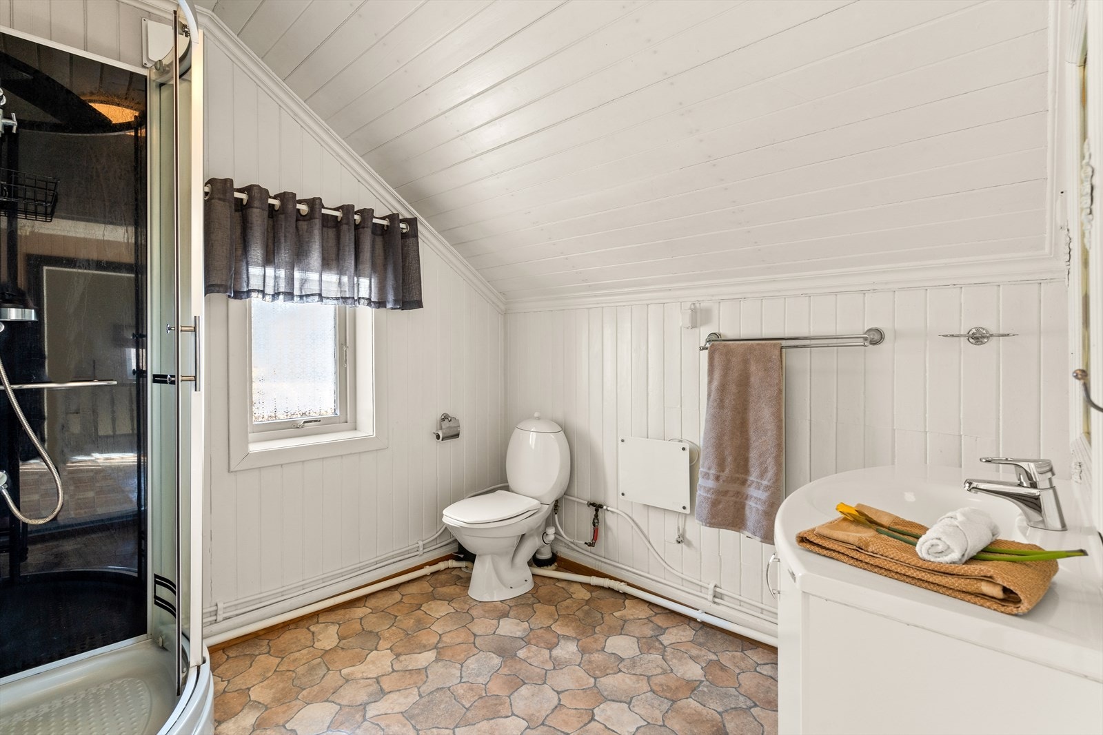Bad/wc i 2. etasje med dusjkabinett Galleribilde