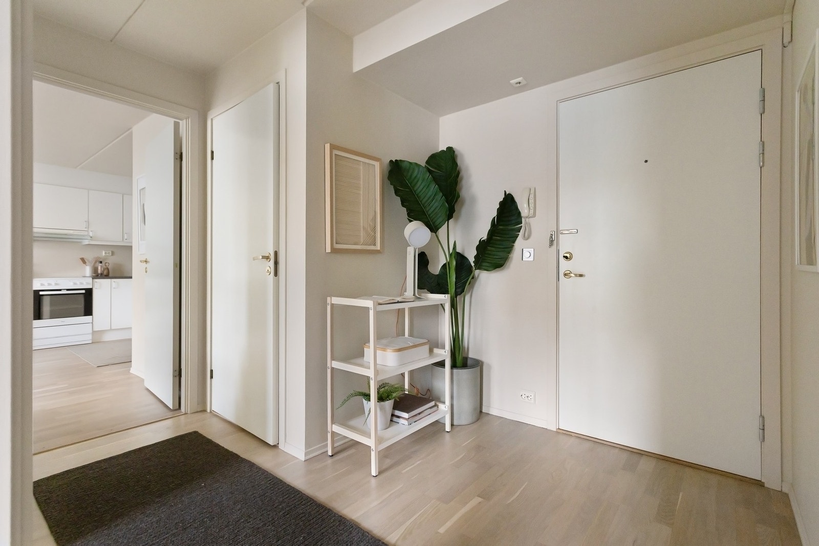 Boligen har en lys og romslig gang som gir et godt førsteinntrykk. Galleribilde