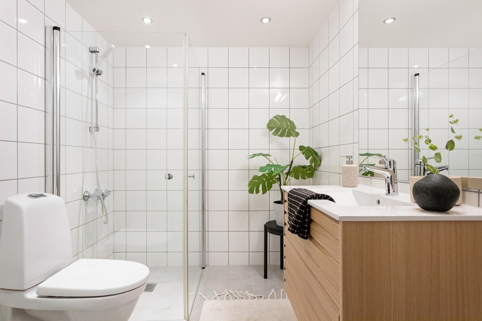 Ny stilren baderomsinnredning og toalett fra Juli 2025. Galleribilde