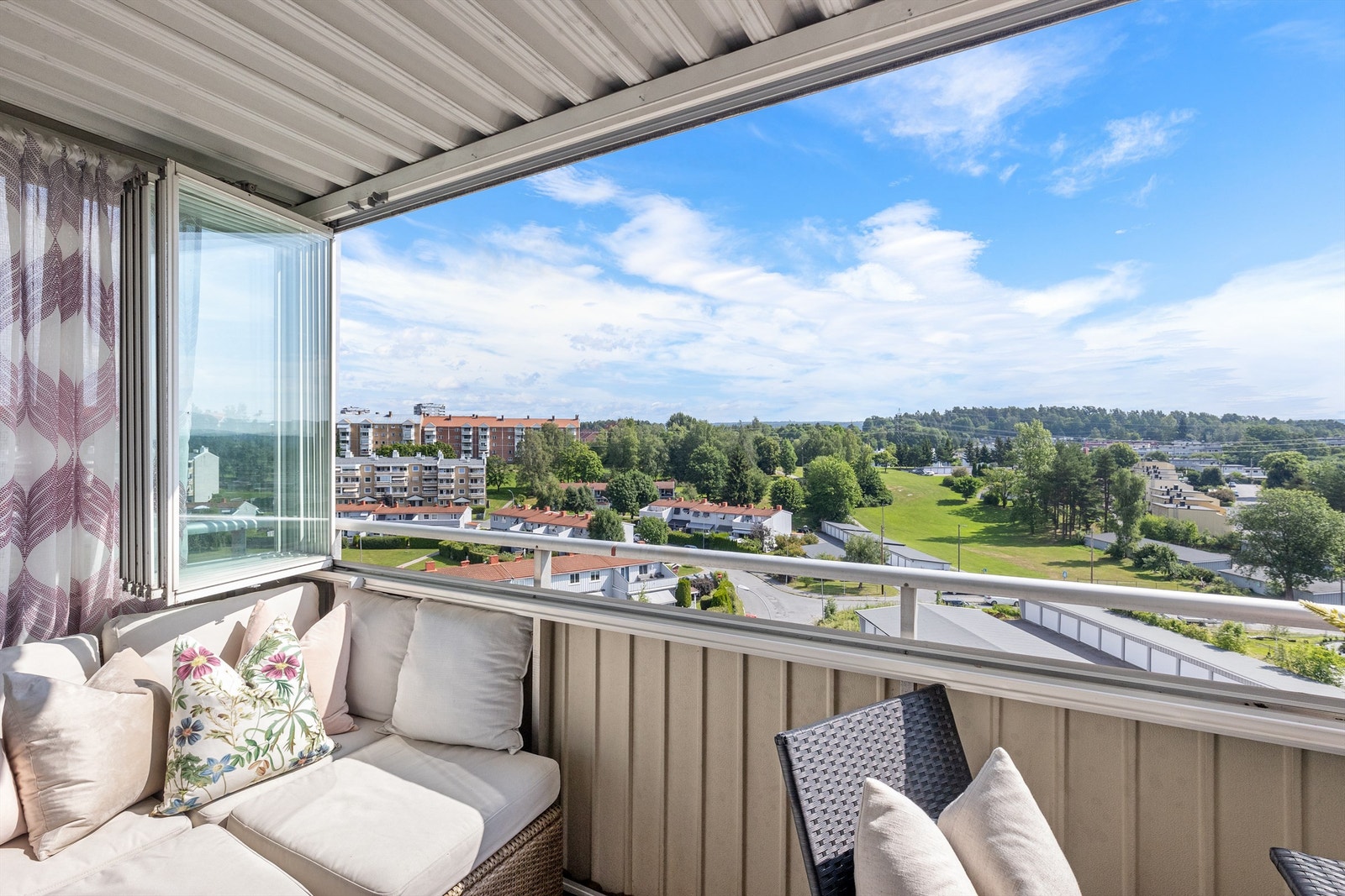 Balkongen er romslig og måler 7 kvm og har en flott utsikt! Galleribilde