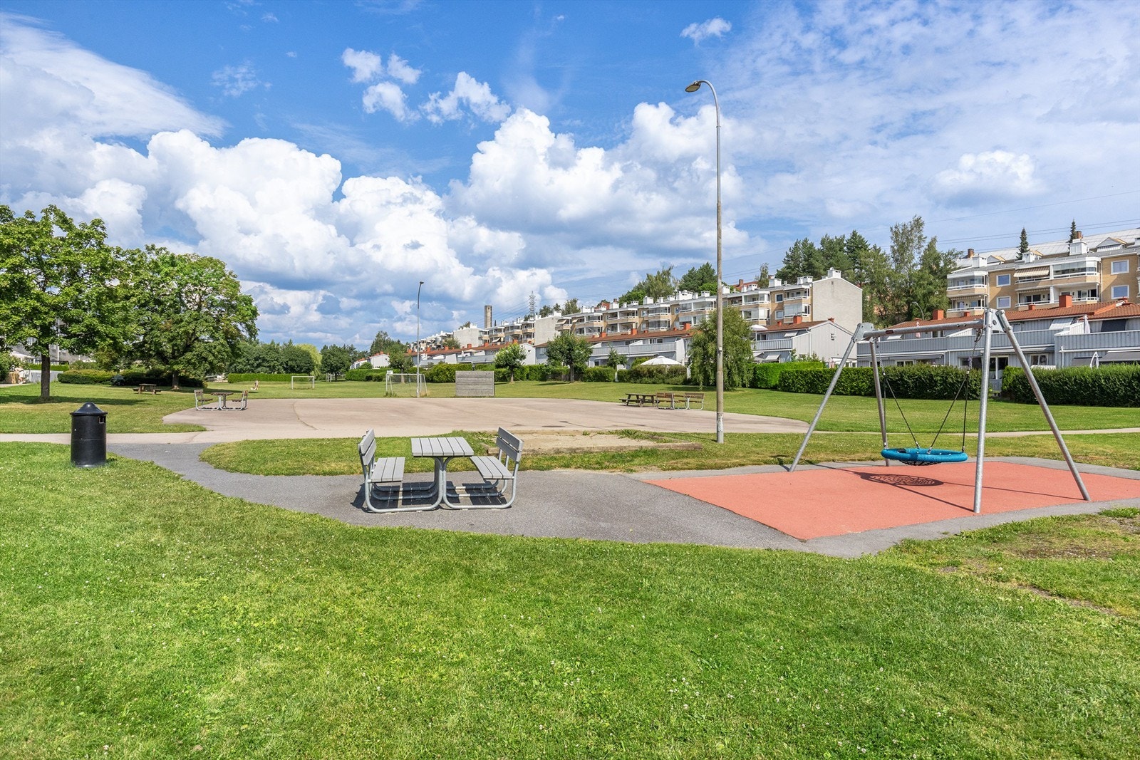 Felles tomt for borettslaget er pent opparbeidet med plenarealer, diverse beplantning, prydbusker, sittegrupper og asfalterte arealer. Galleribilde