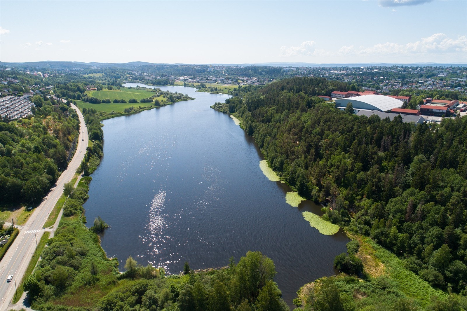 Kort vei til Østensjøvannet med et flott fugle -og dyreliv. Videre innover er det turstier inn i Østmarka som byr på flotte turområder både sommer- og vinterstid. Galleribilde