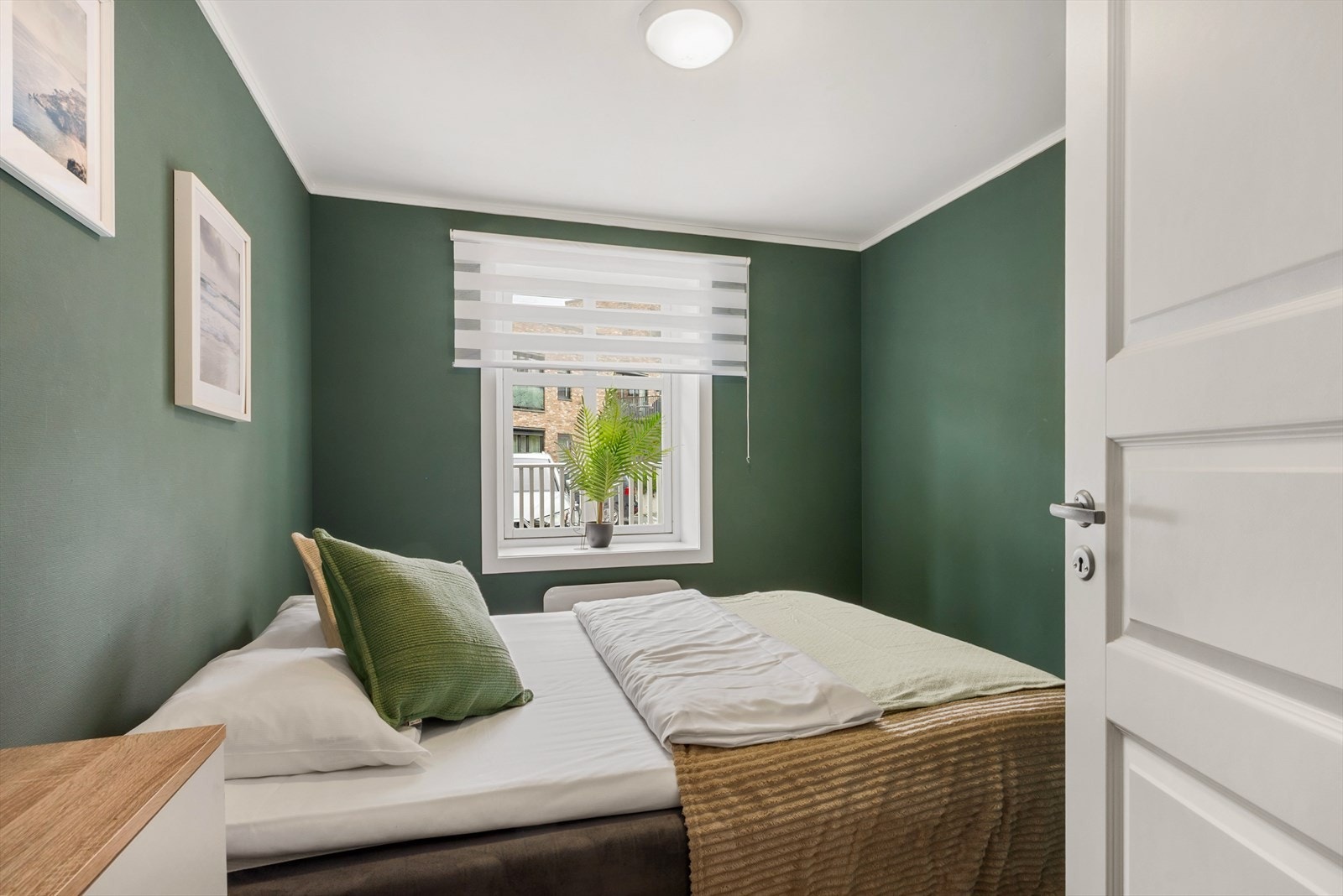 Det er to fine soverom i leiligheten, ett tilknyttet gang og ett ved stue. Hovedsoverommet har plass til stor seng og garderobeløsning. Galleribilde