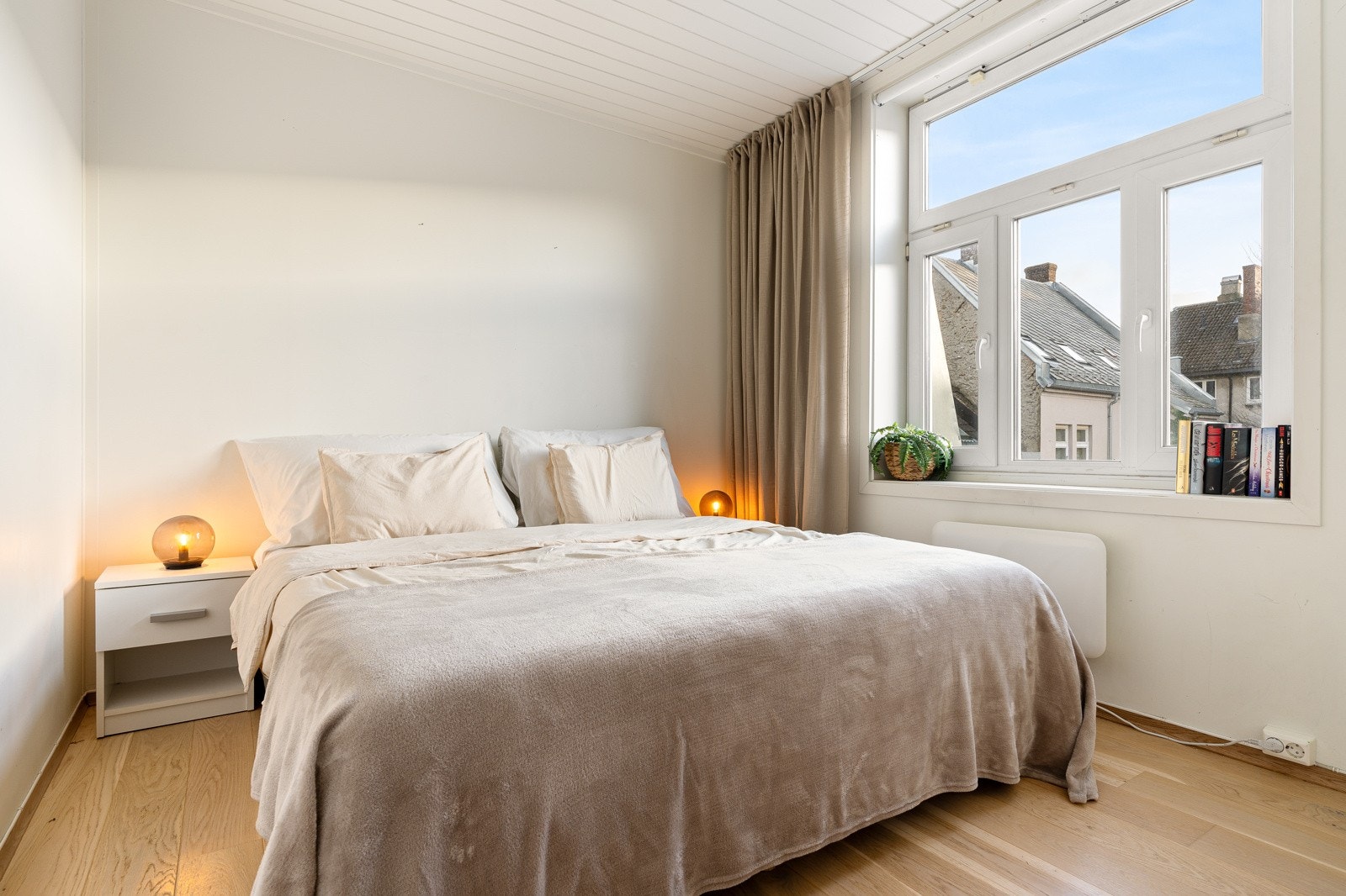 Romslig soverom på 9,6 kvm. Galleribilde