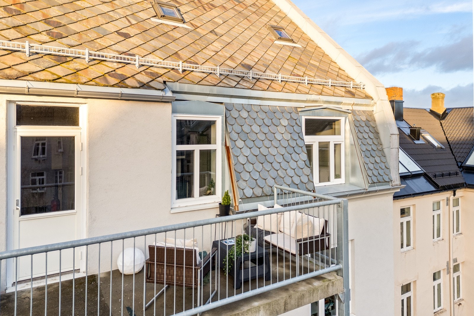 Leiligheten disponerer en romslig sørøstvendt endebalkong med svært gode solforhold. Galleribilde