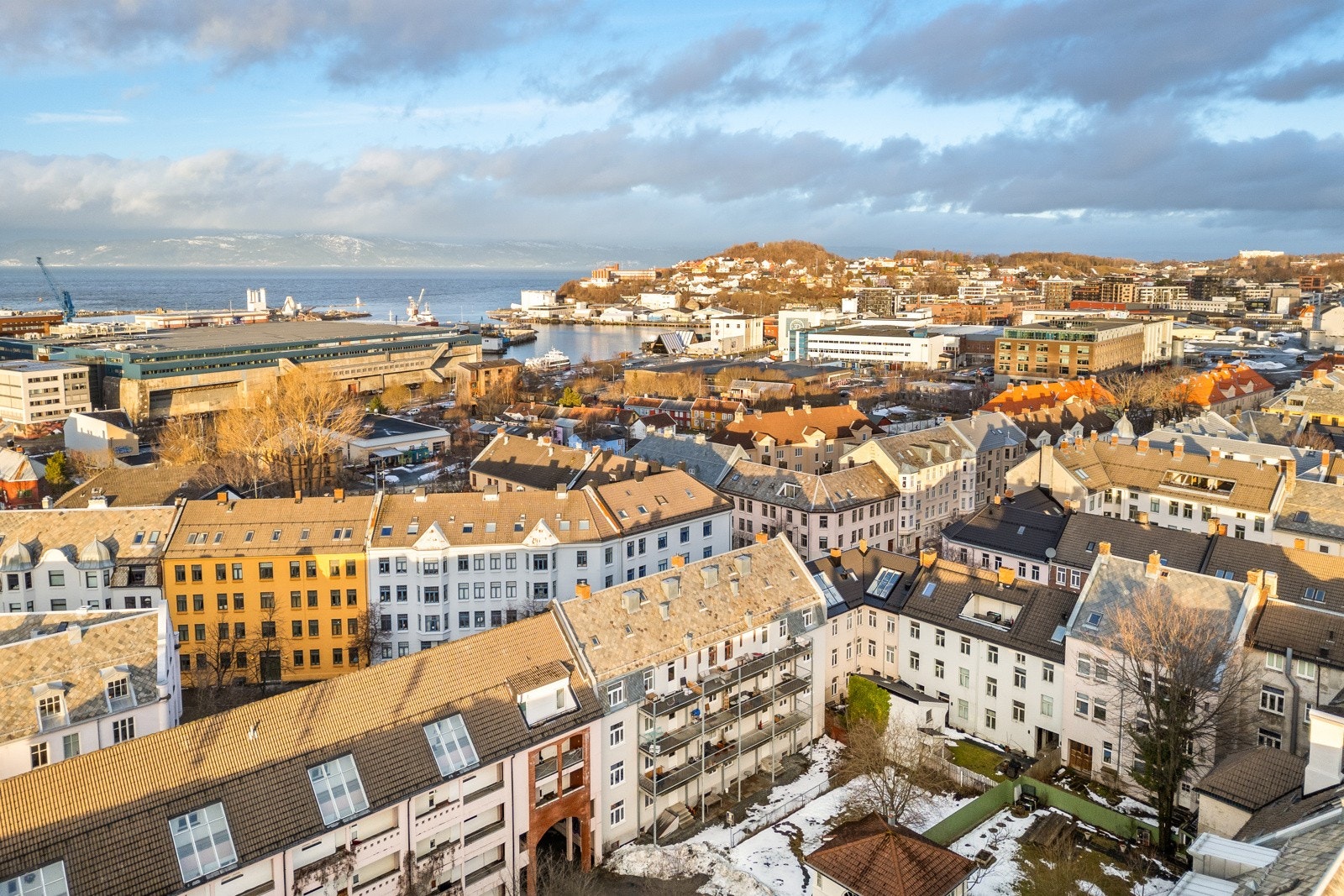 Fra boligen er det kort vei til sentrum med alt av servicetilbud, samt at man har flere fine turdestinasjoner som Ladestien, Korsvika og Ringvebukta innen gangavstand. Galleribilde