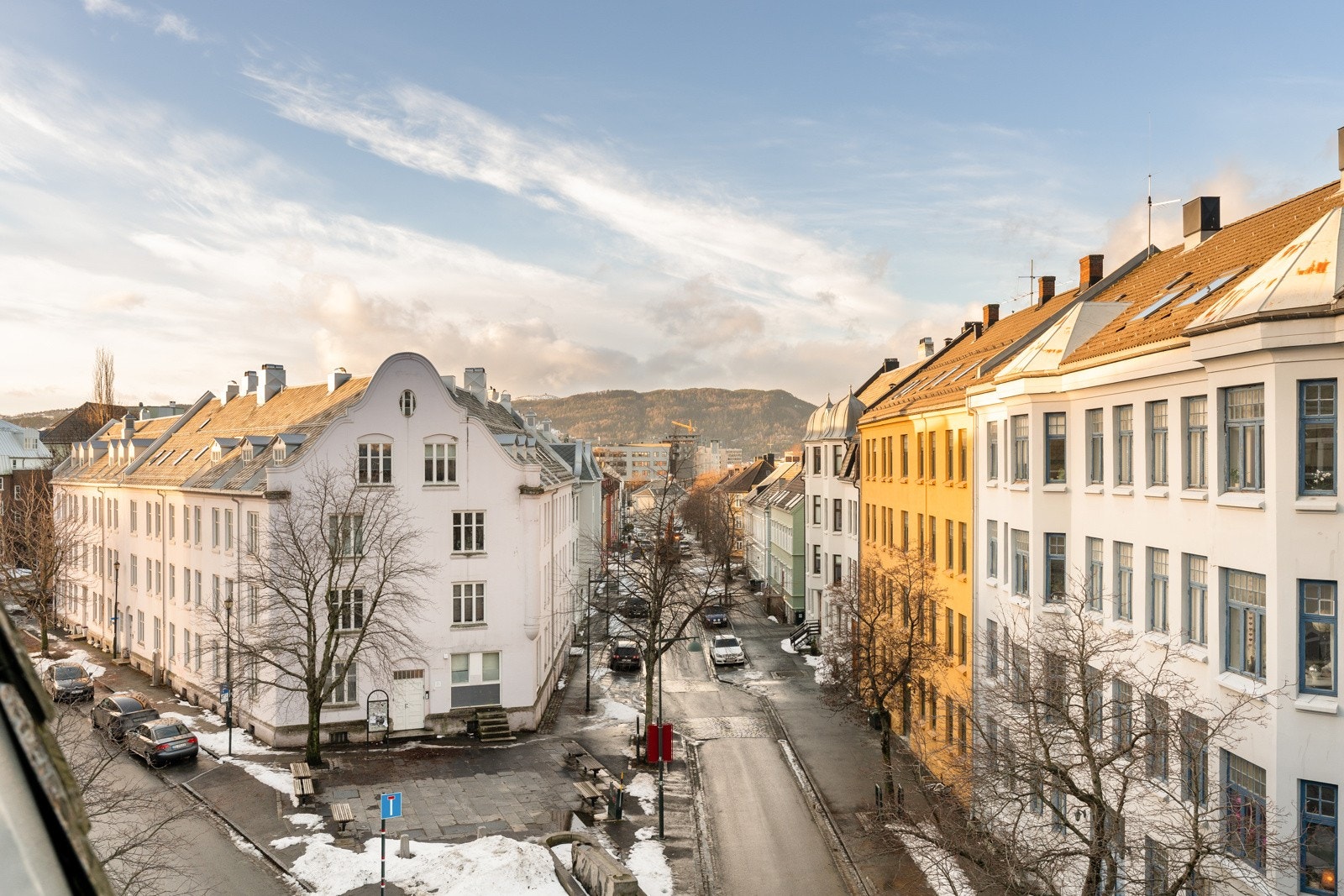 Leiligheten ligger i en klassisk bygård fra 1913, som ble renovert i 2011. Galleribilde