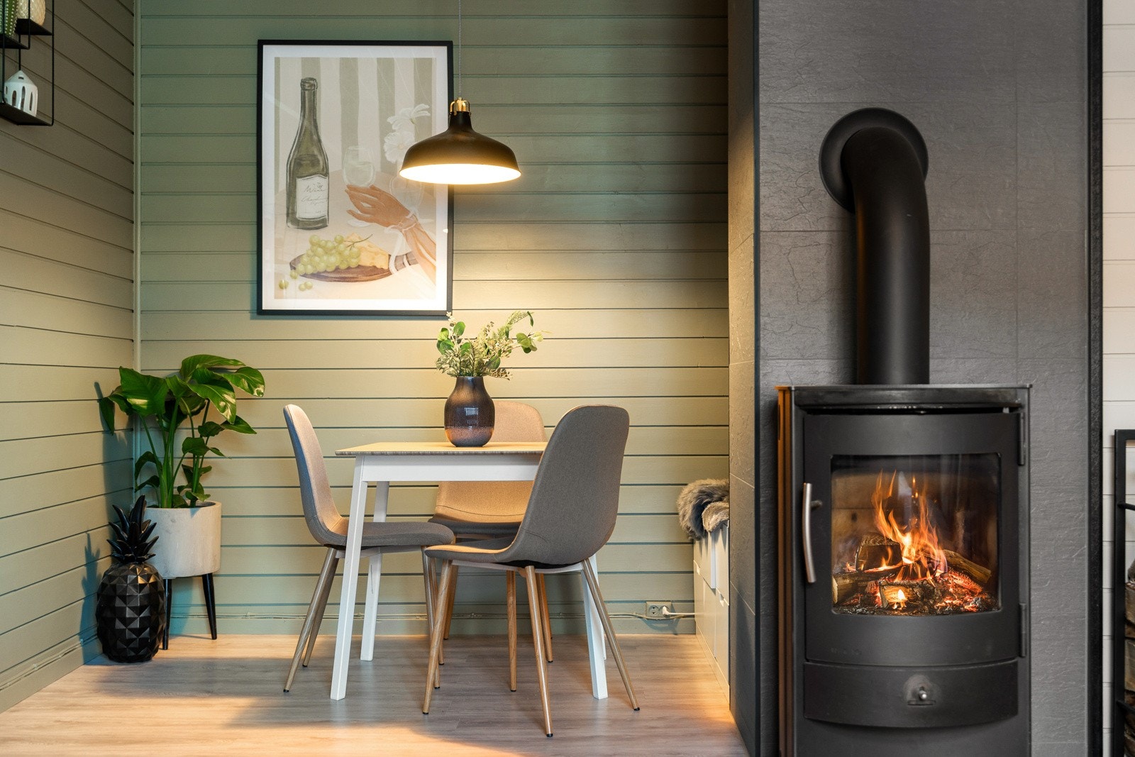 Leiligheten har vedovn for ekstra varme og hygge på mørke vinterkvelder. Galleribilde