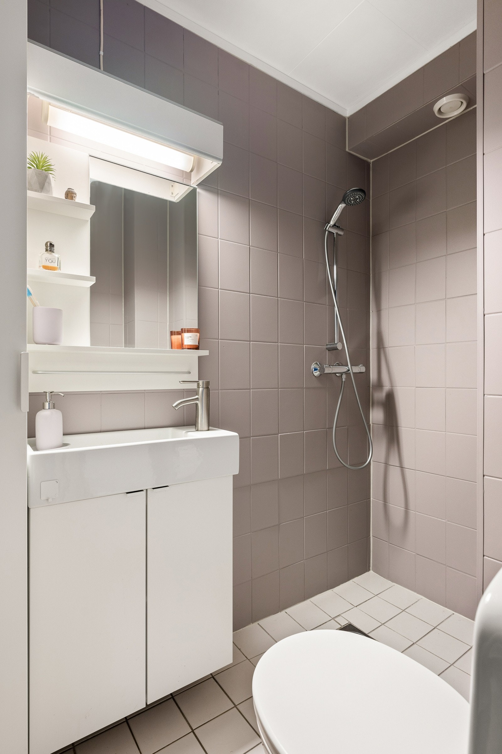 Badet er malt opp og det ble lagt nye fuger i alle overganger i 2024. Galleribilde