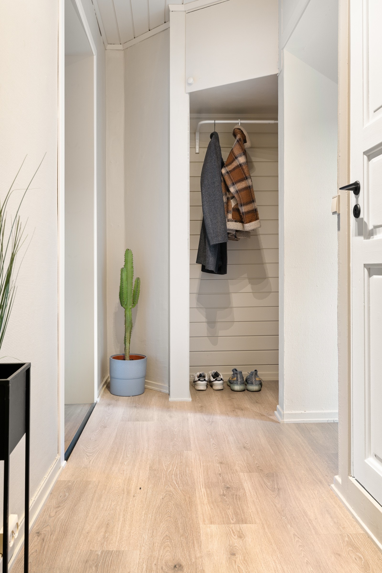 I gangen finner vi et eget garderobehjørne med god plass til oppbevaring av sko og yttertøy. Galleribilde
