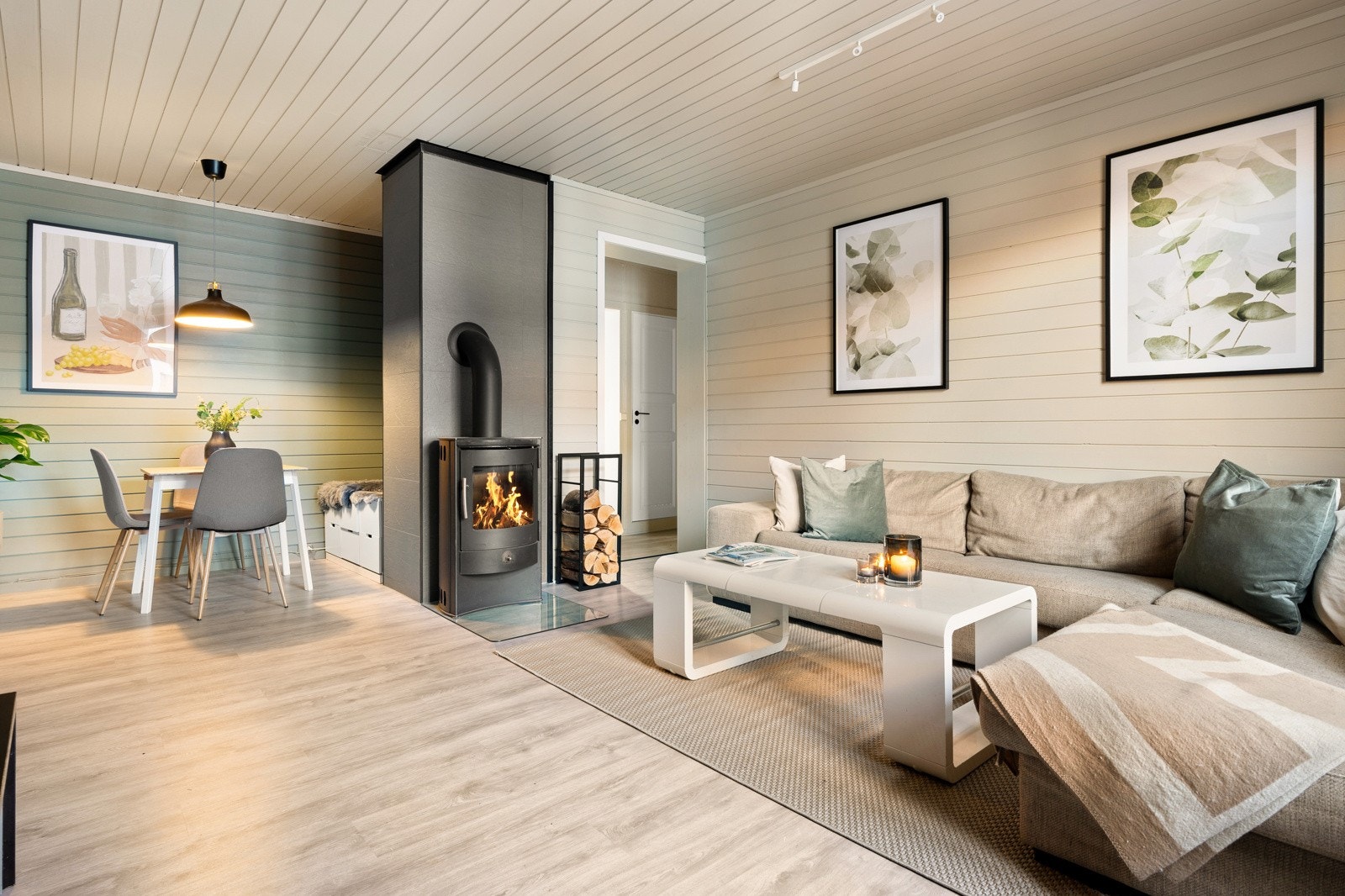 Lys og trivelig stue på totalt 21,3 kvm. Galleribilde