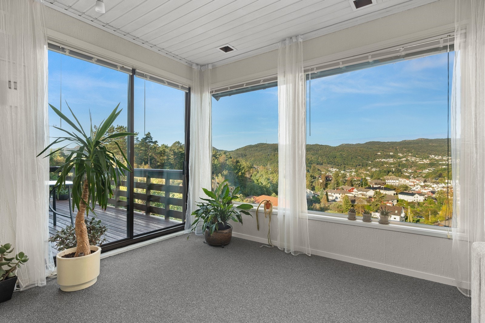 Fra stuen er det skyvedør til veranda. Galleribilde