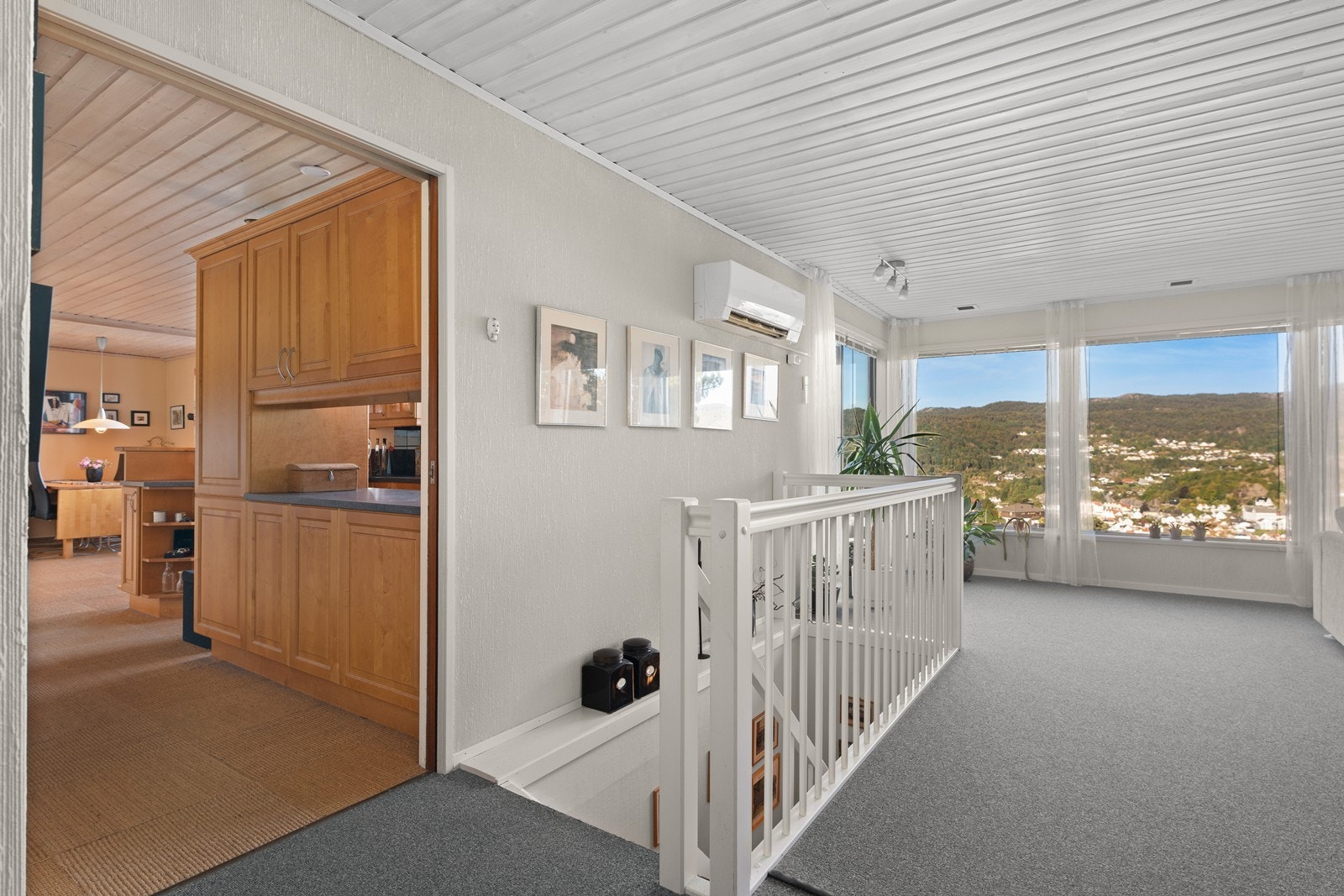 Fra stue mot kjøkken og allrom. Galleribilde