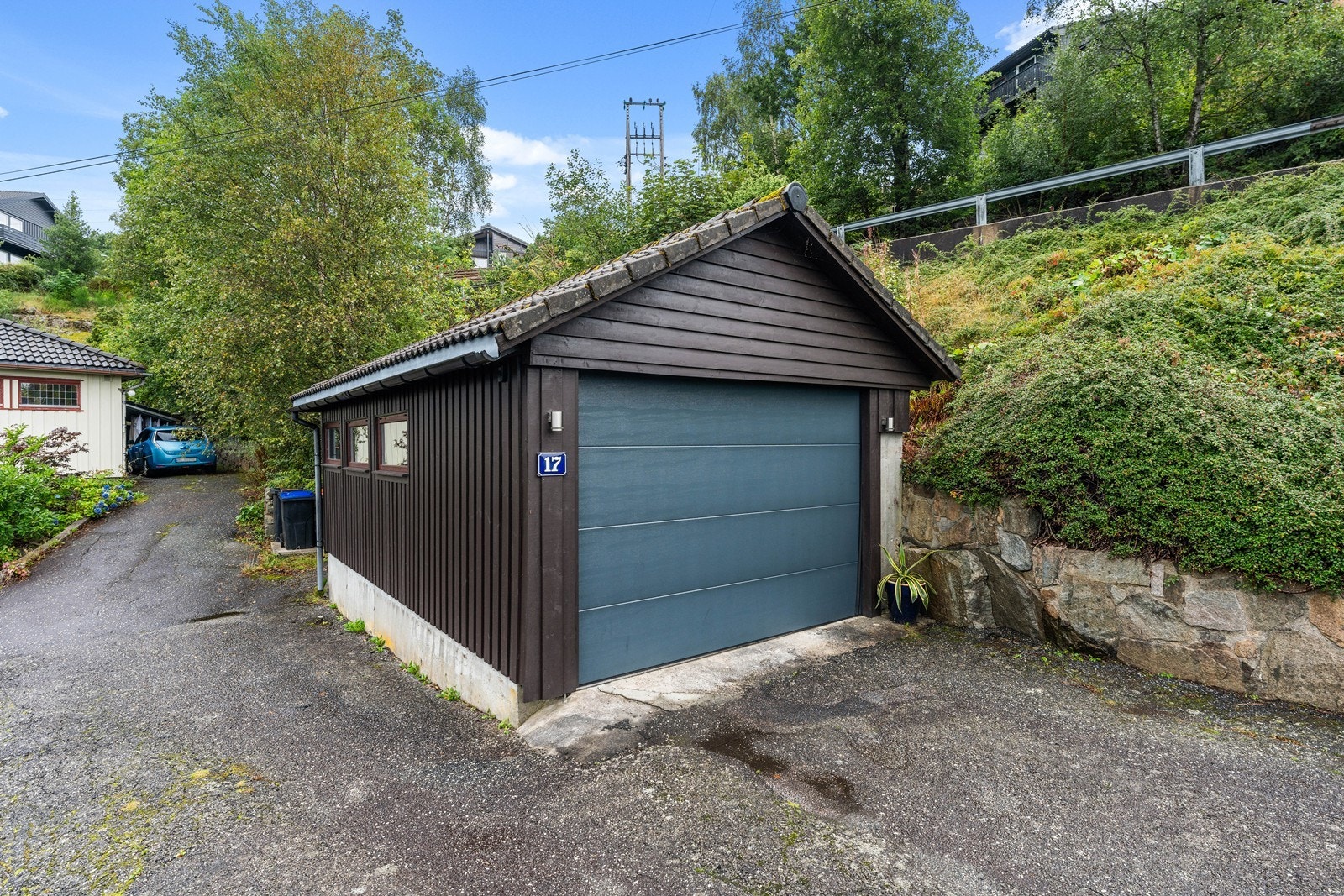 Medfølger garasje med ny port. Galleribilde