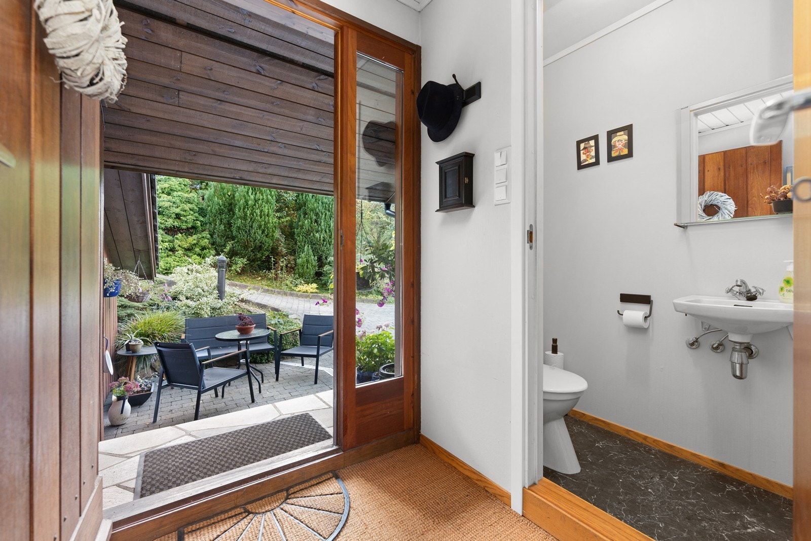 Toalettrom i vindfanget. Galleribilde