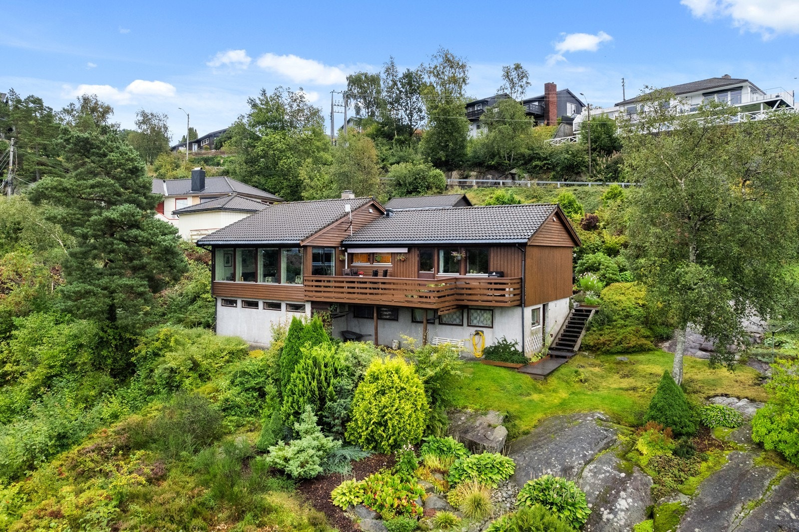 Boligen er fra 1971 og ble påbygd i 1984 med større stue. Galleribilde