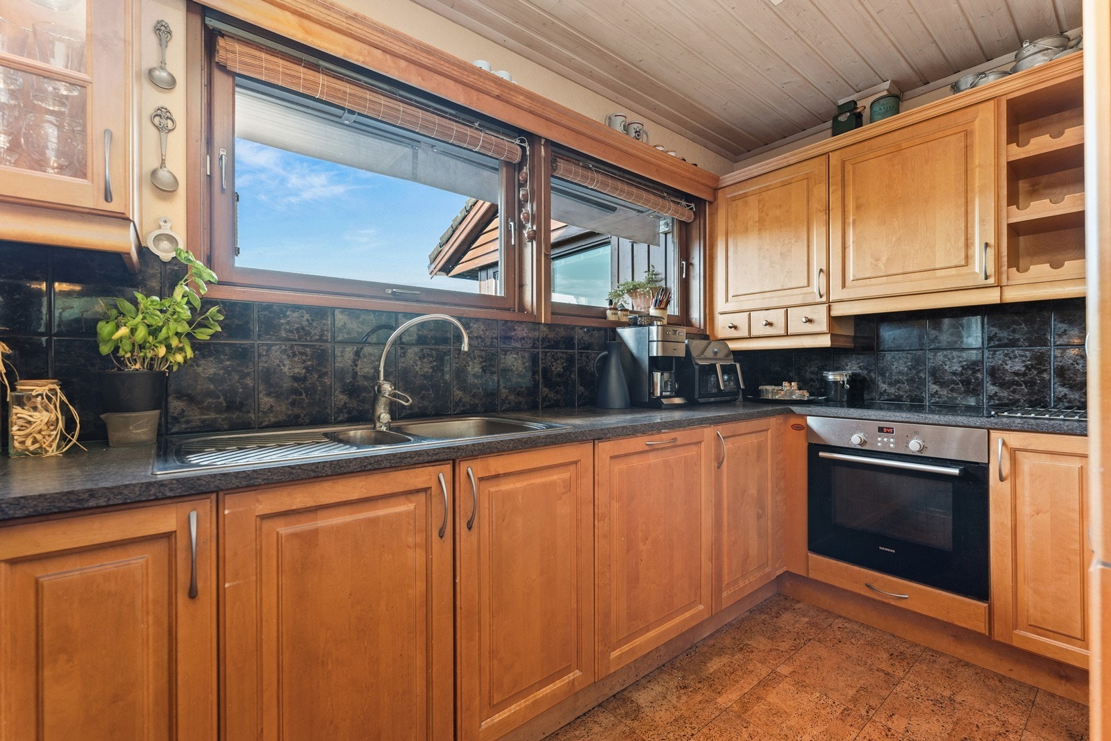 Påkostet kjøkkeninnredning fra Hamran med integrerte hvitevarer. Galleribilde