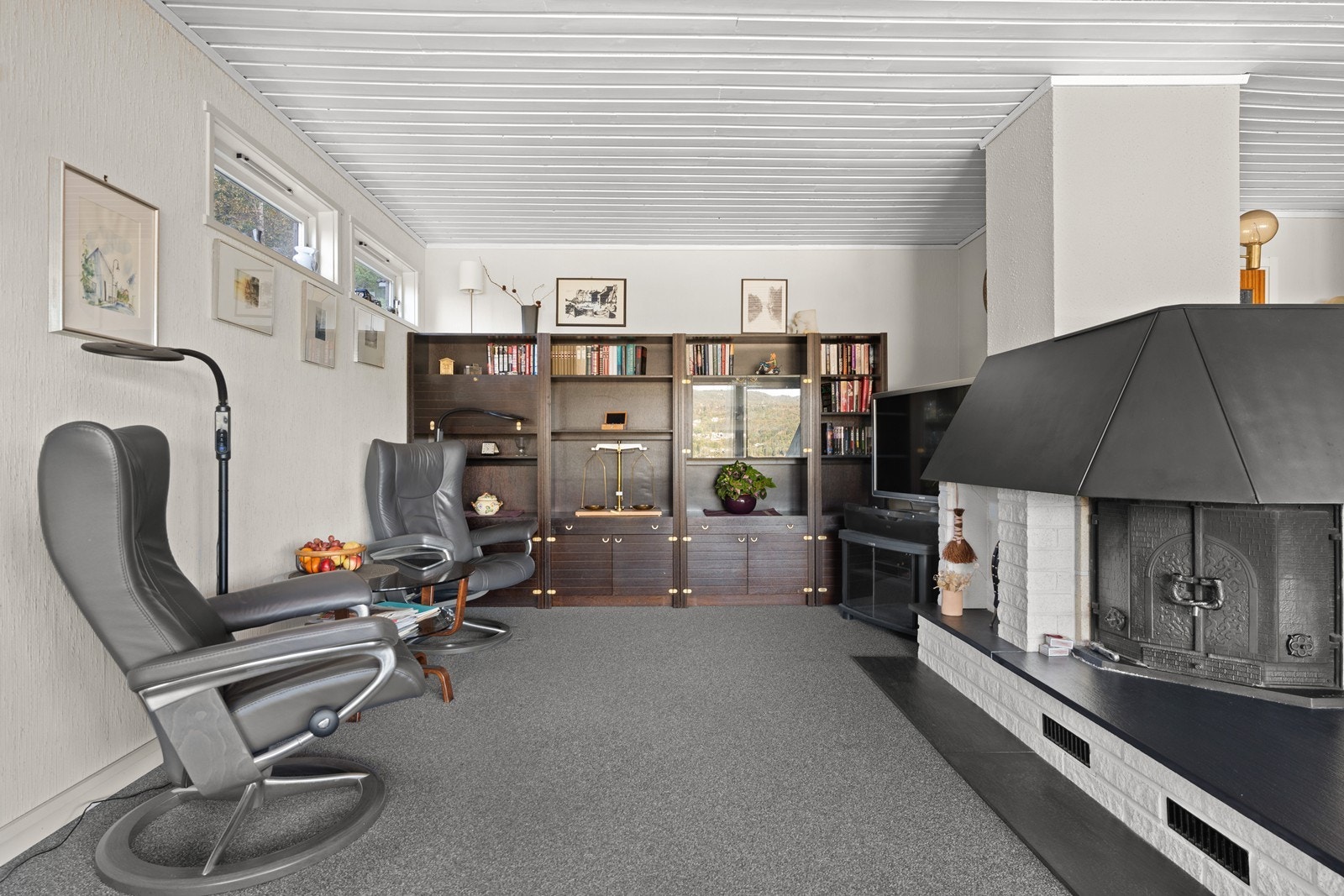 Malt panel i tak, malt tapet på vegger og teppe på gulvet. Galleribilde