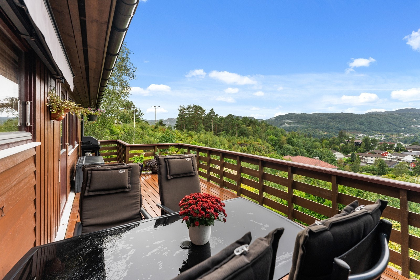 Utsiktstomt med utsyn til bykjernen og fjorden. Galleribilde