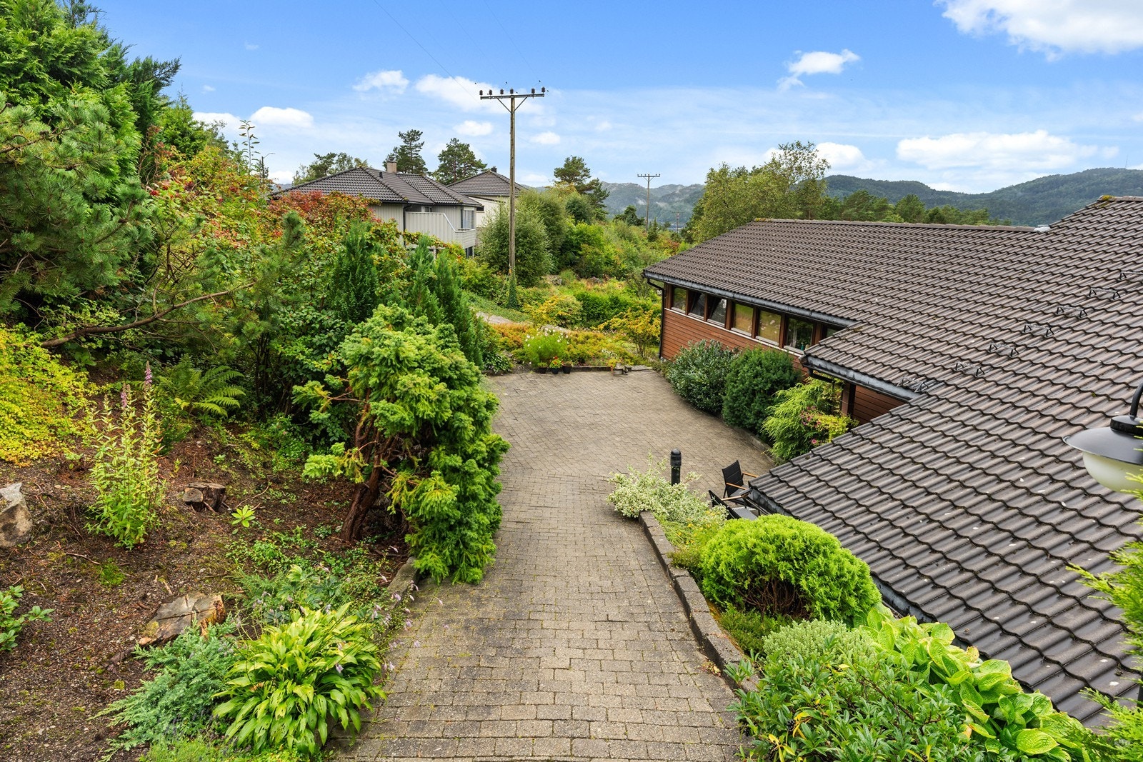 Gangvei ned til boligen med belegningsstein. Galleribilde