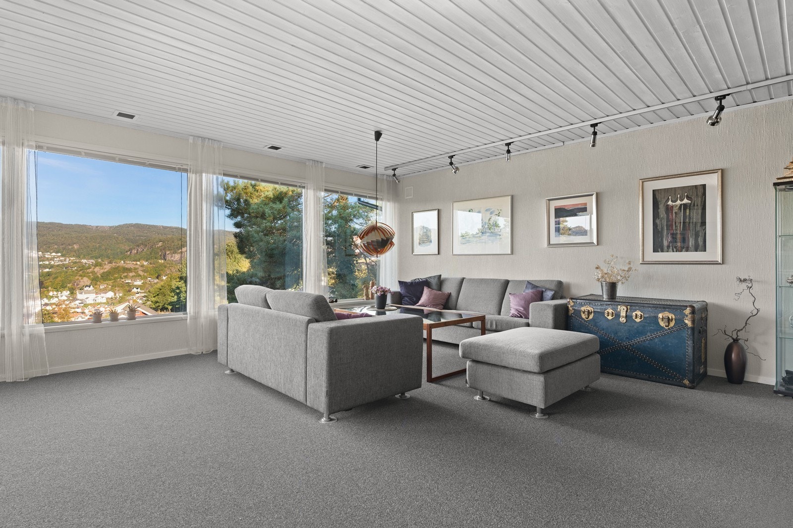 Stor stue med god plass til sittegrupper m.m. Galleribilde