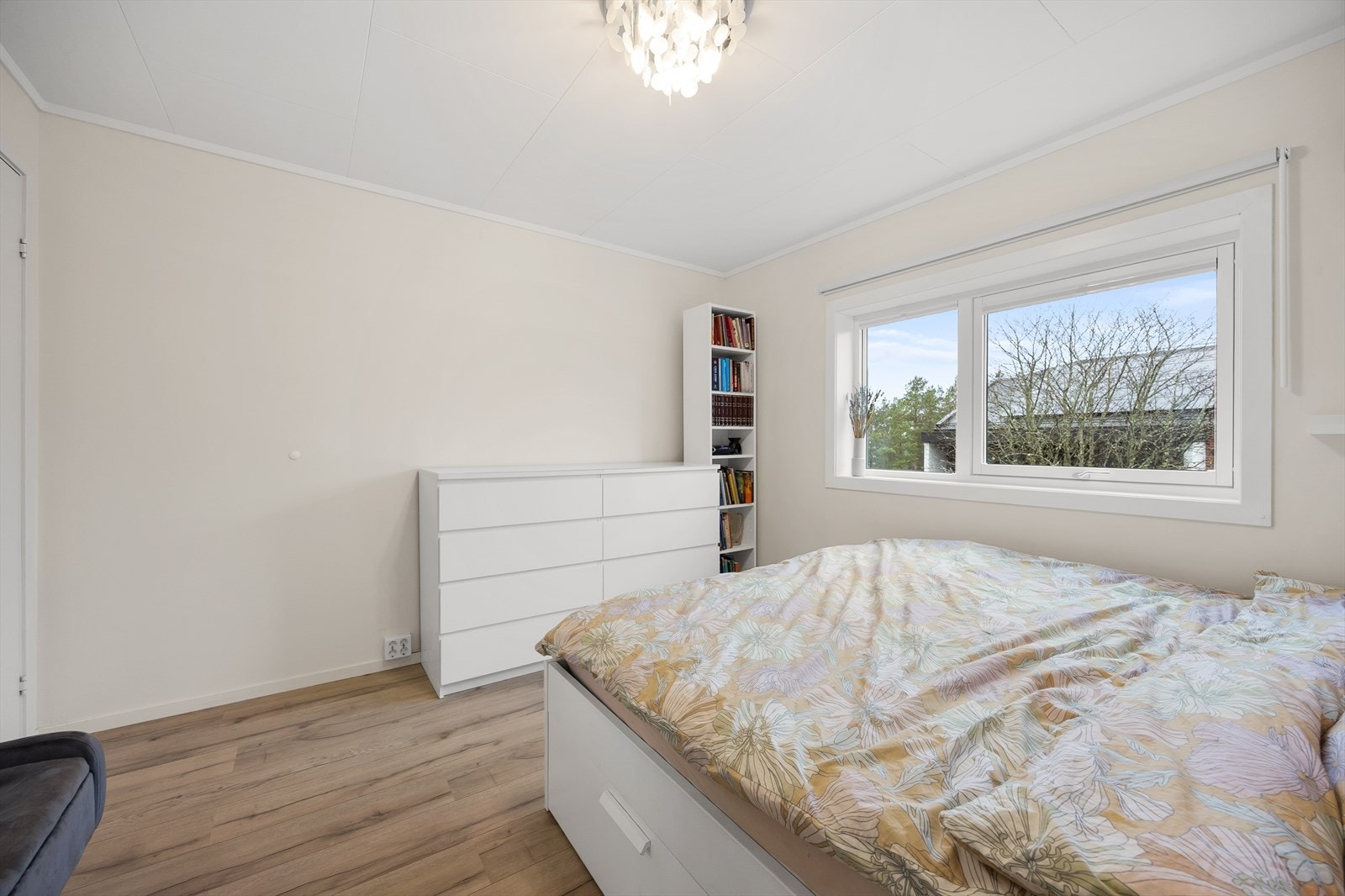 Store vindusflater slipper inn rikelig med naturlig lys. Galleribilde