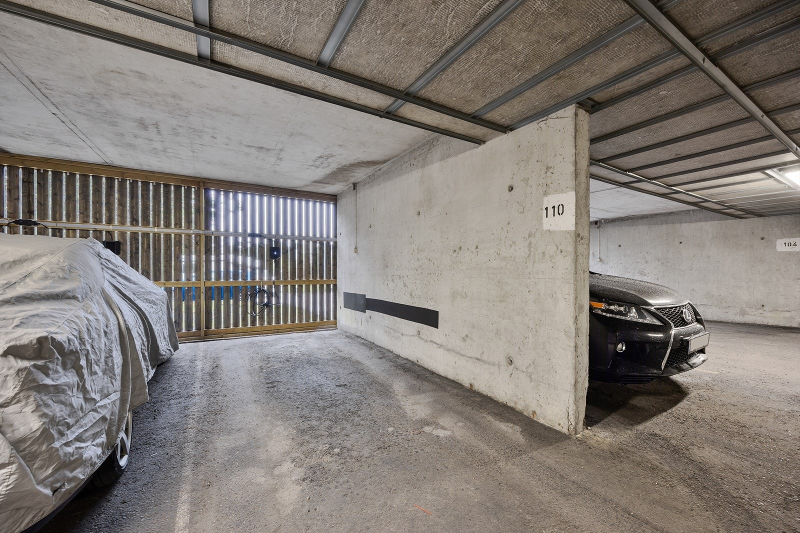 Garasjeplass i felles garasjeanlegg med el-bil lader. Galleribilde