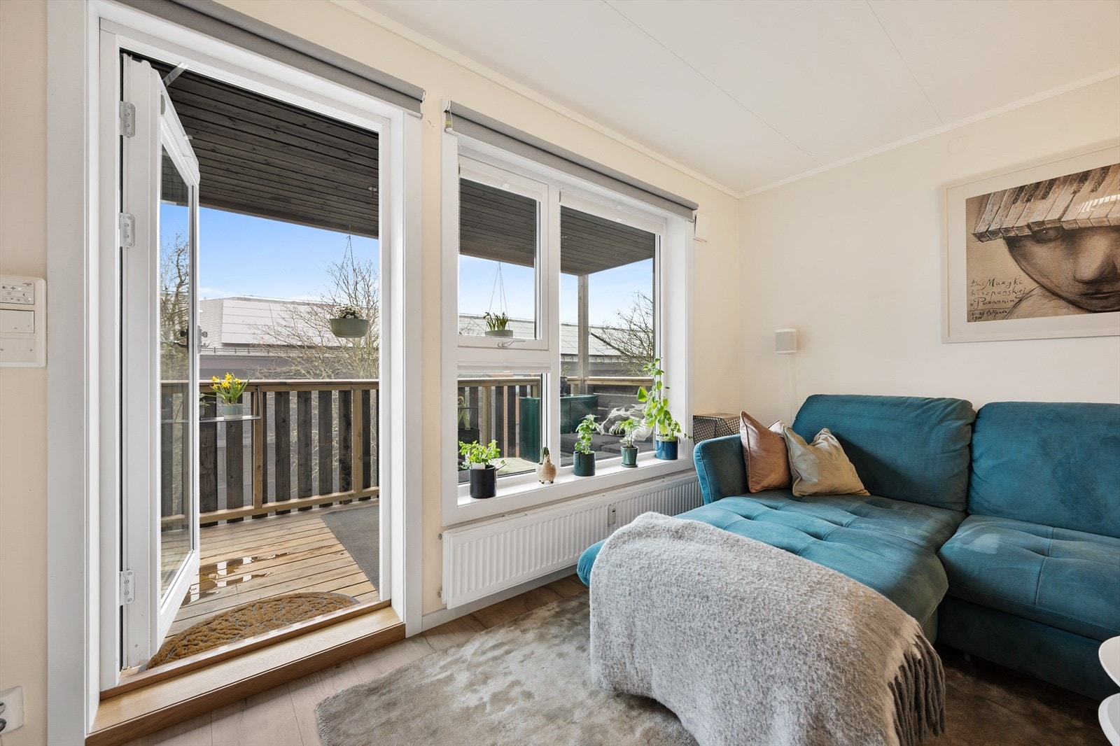 Fra stuen er det direkte utgang til sydvestvendt balkong på 12 m2. Galleribilde