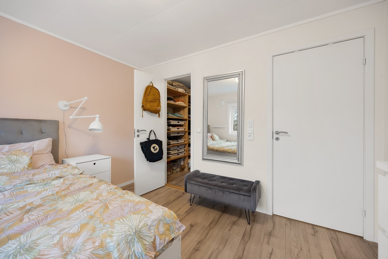 Fra soverommet er det også inngang til Walk-in closet/ garderobe! Galleribilde