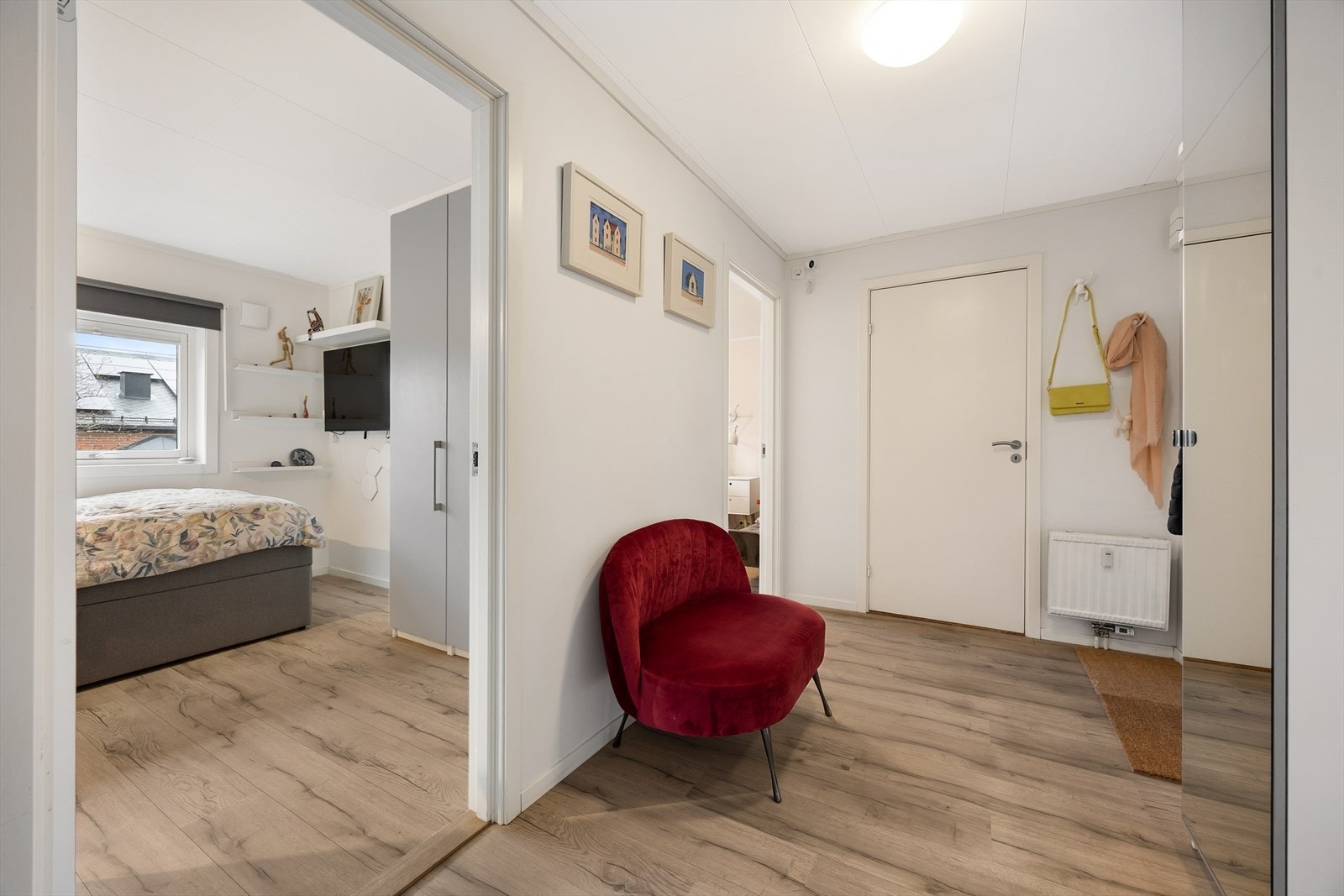 Innbydende entré av god størrelse med sensorlampe. Galleribilde