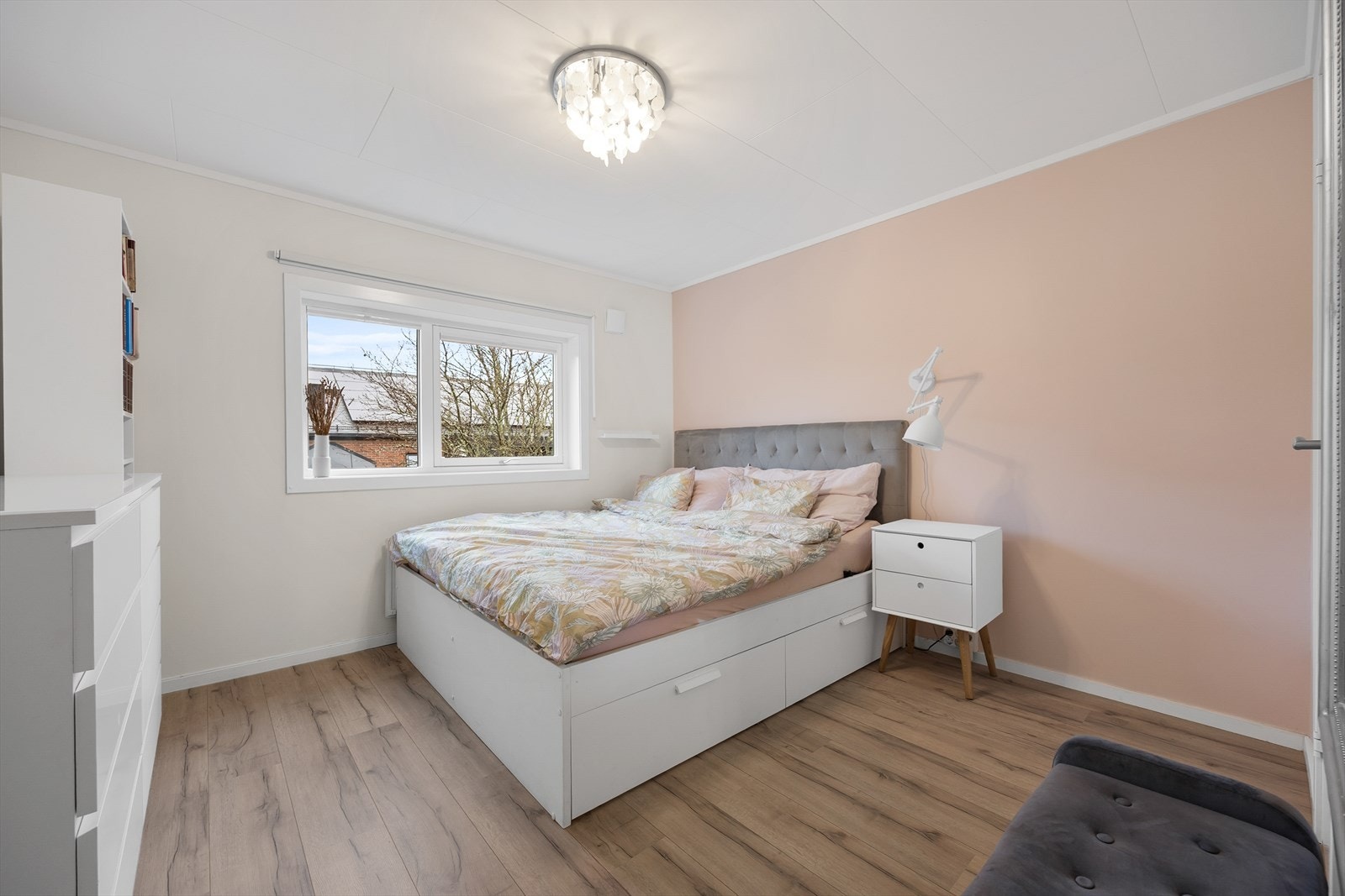 Soverom 1 er av svært god størrelse til det du ønsker. Det er god plass til stor dobbeltseng, nattbord, kommode og annet ønskelig møblement. Galleribilde