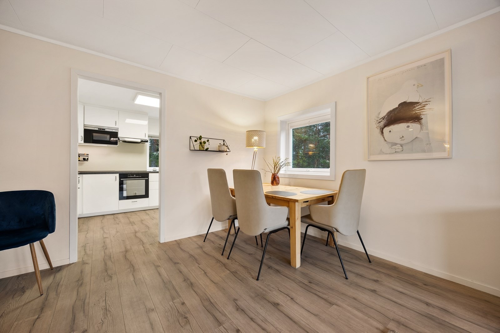 Leiligheten har nye vinduer og nye plisségardiner. Her kan du nyte den naturskjønne utsikten fra spisebordet. Galleribilde