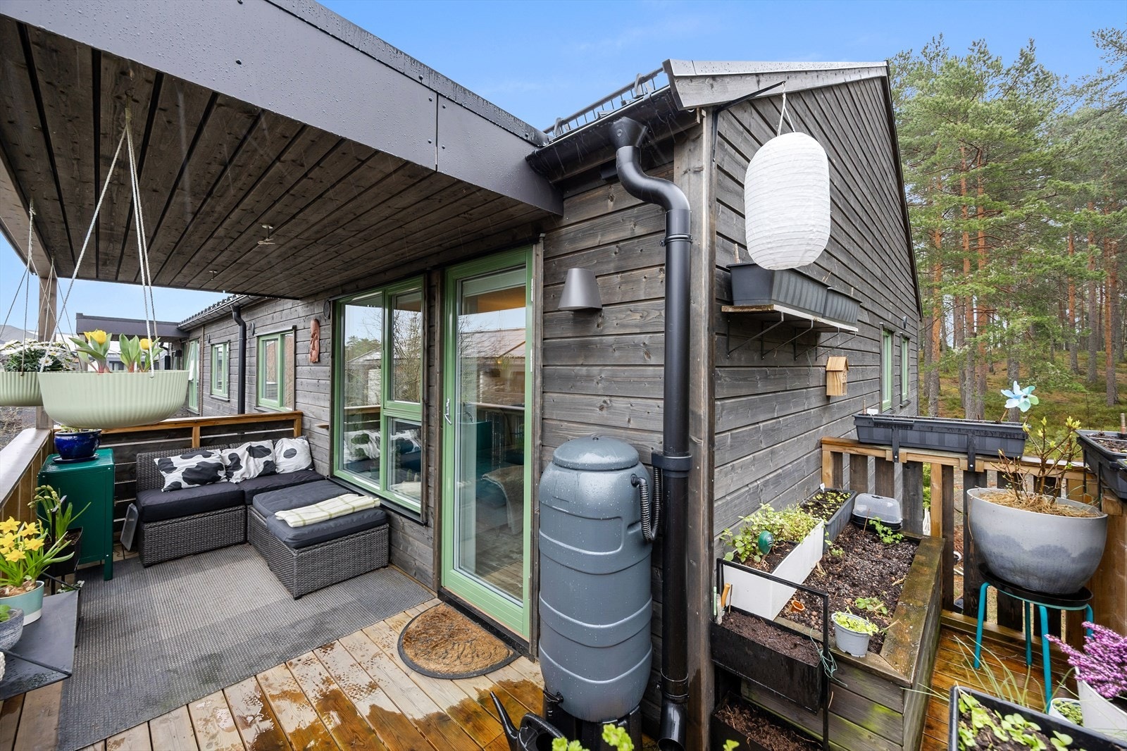 Balkongen er svært arealeffektiv og har flere utformingsmuligheter. Praktisk med regntønne på balkong. Galleribilde