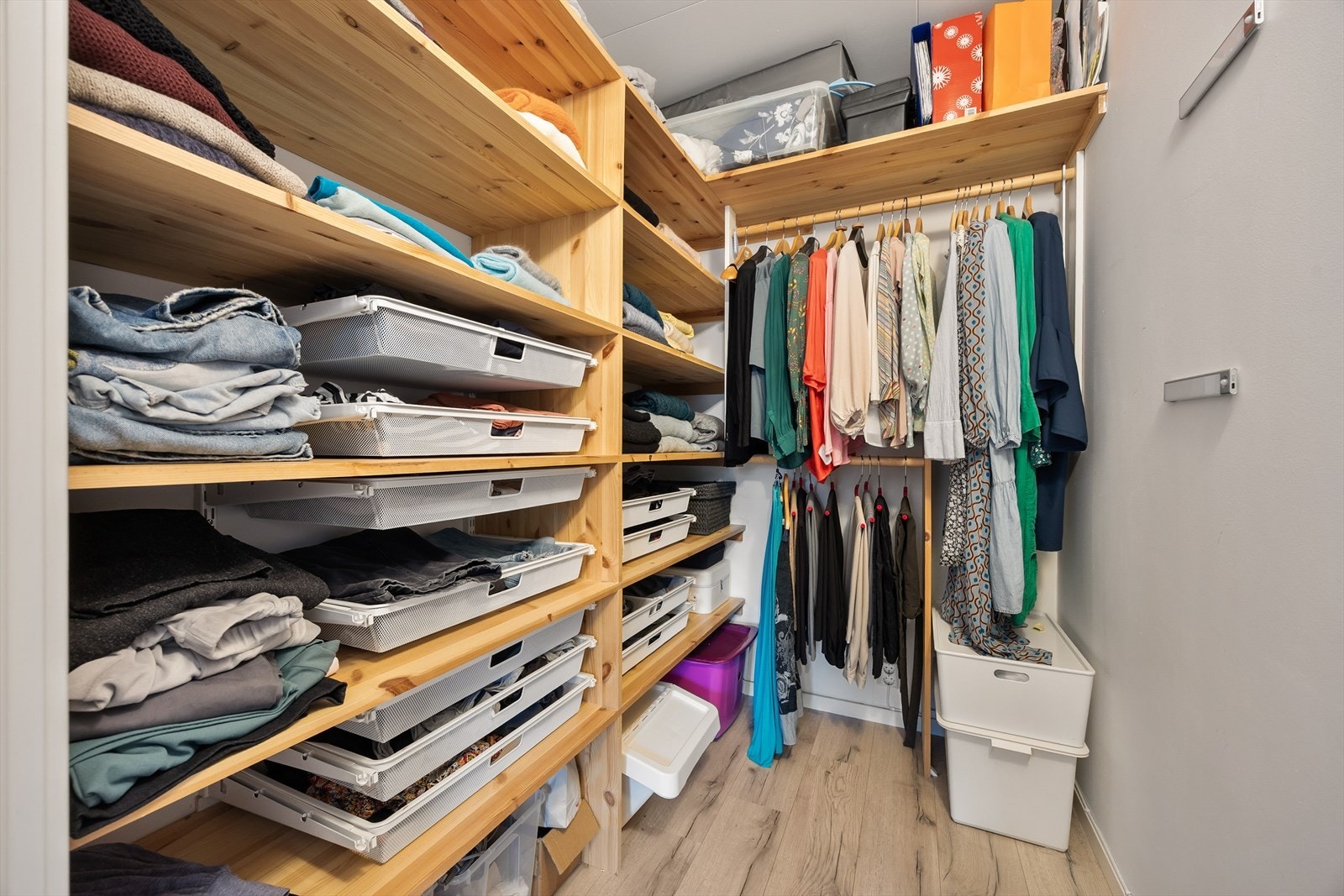 Her har du svært gode oppbevaringsmuligheter som bidrar til å enkelt holde det ryddig. Galleribilde