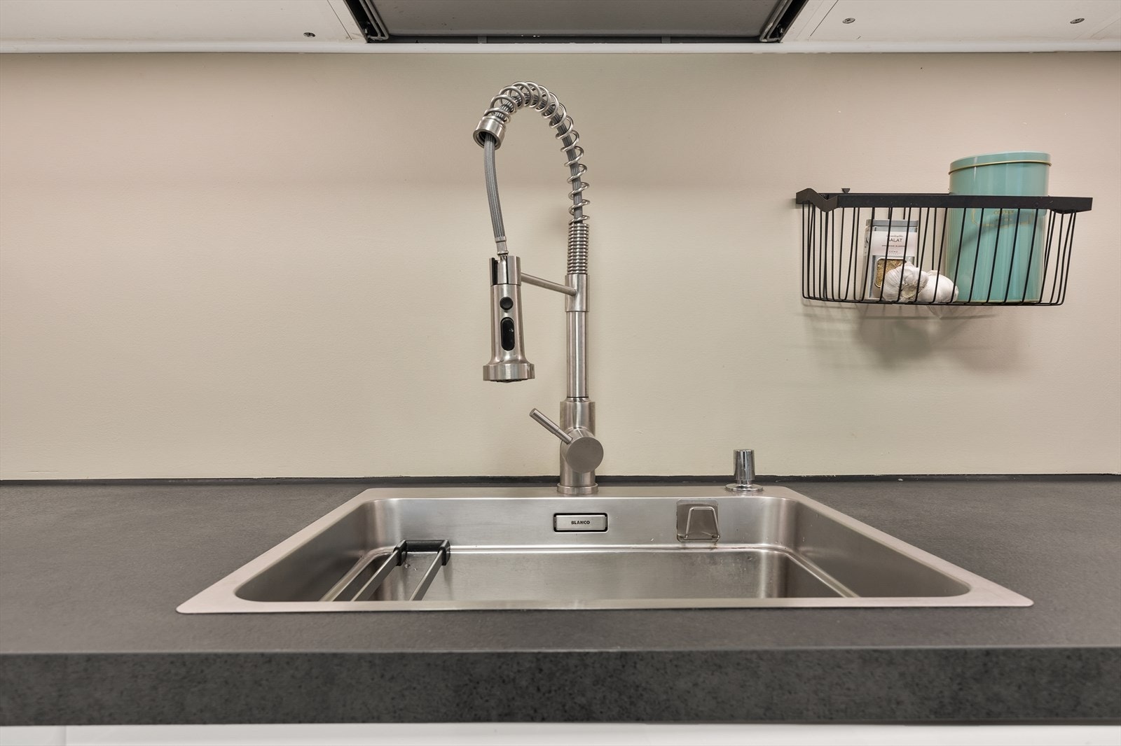 Laminat benkeplate med nedfelt oppvaskkum. Det er touch blandebatteri på kjøkkenet. Galleribilde