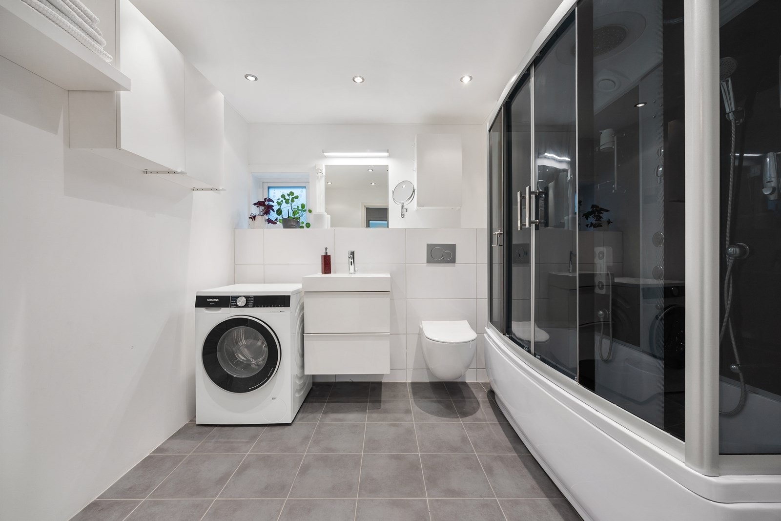 Flott flislagt bad fra 2015 med downlights. Ny radiator på badet fra 2023. Galleribilde