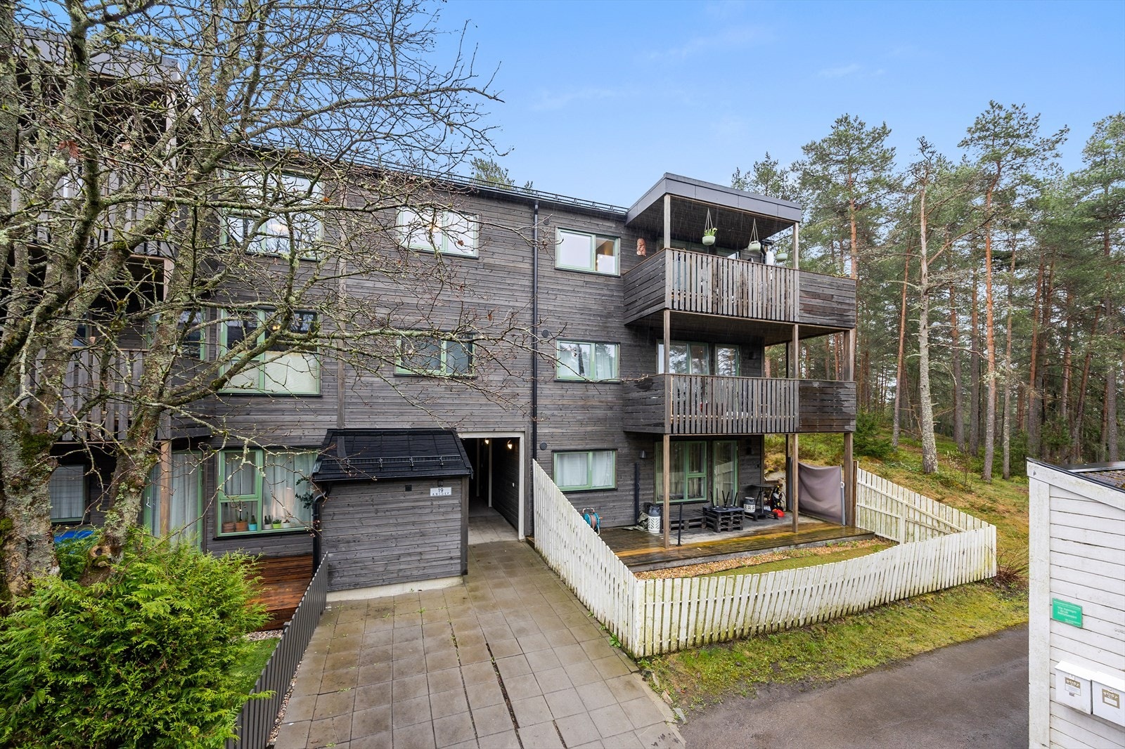 Totaloppusset fasade fra 2023. Leiligheten medfølger kaldloft med god oppbevaringsplass. Det er også ekstern bod med strøm. Galleribilde