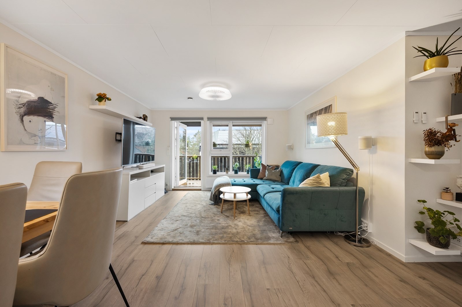 Boligen har elektriske rullegardiner i stue og smart belysning. Lampen i stue har integrert vifte. Galleribilde