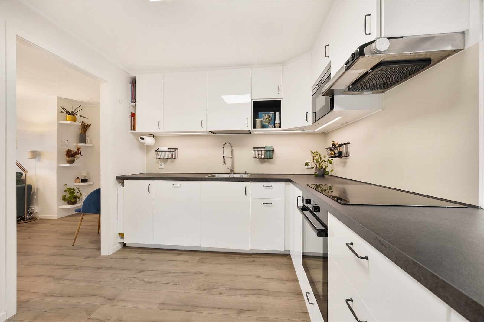 Kjøkkeninnredningen består av integrert platetopp, stekeovn fra 2022 med airfryer, oppvaskmaskin Asko XXL fra 2023, kjøl-/fryseskap, komfyrvakt, waterguard og ventilator over kokesone, tilkoblet ventilasjonsanlegget. Galleribilde