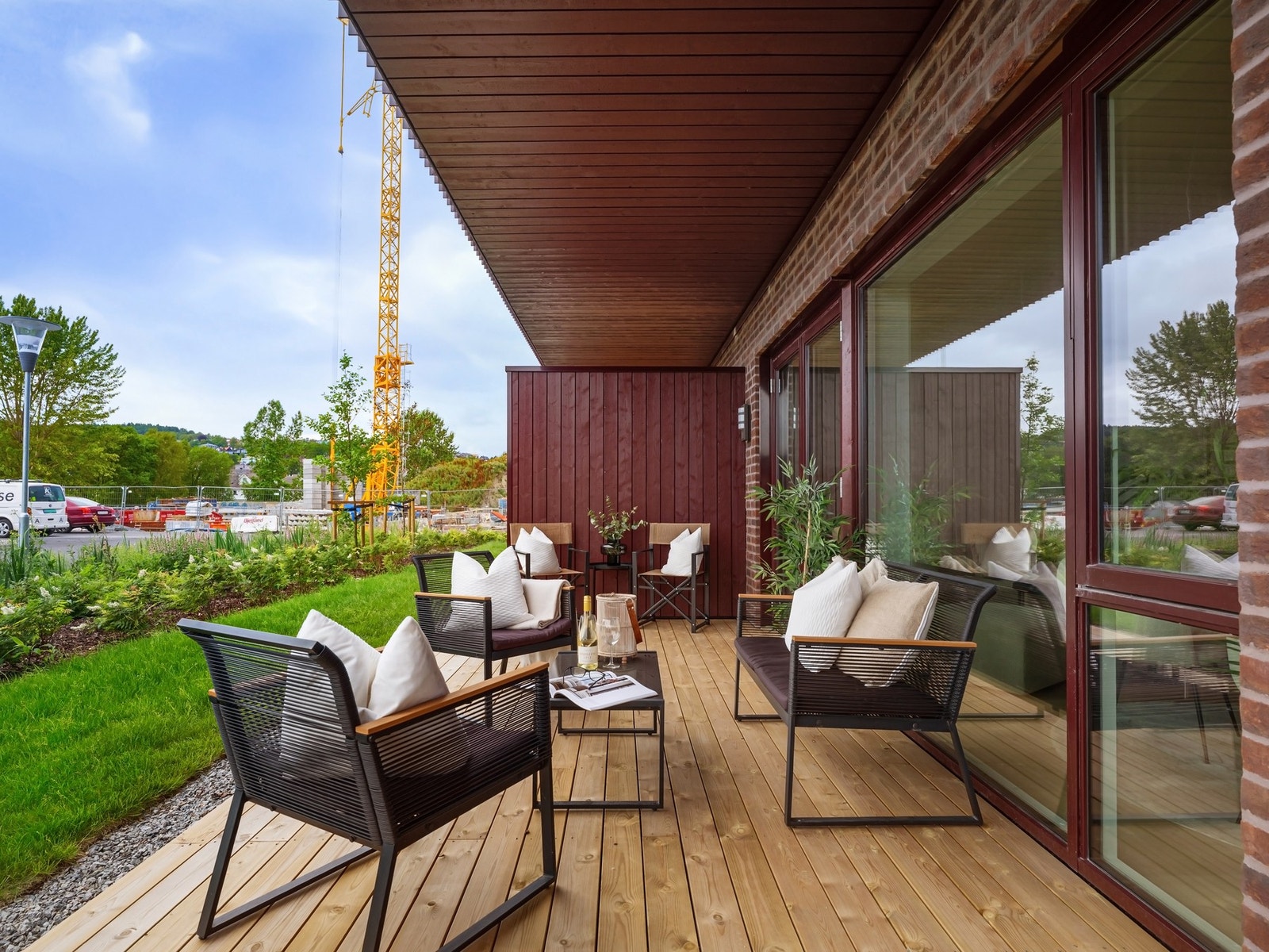 Leiligheten har to terrasser - Den største er vestvendt med god plass til sittegruppe. Galleribilde